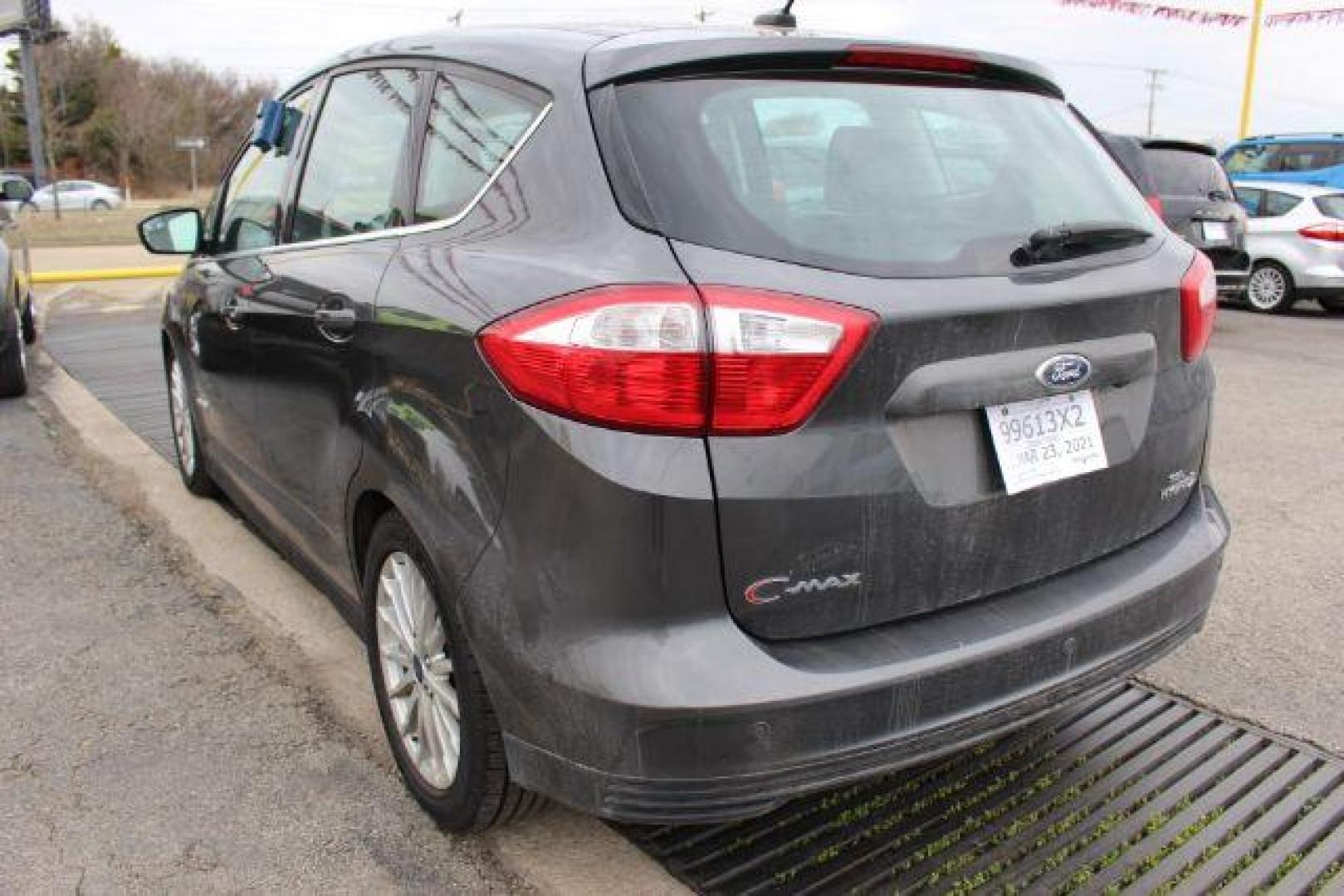 2016 GRAY Ford C-Max Hybrid SE (1FADP5AU9GL) with an 2.0L L4 DOHC 16V HYBRID engine, Continuously Variable Transmission transmission, located at 2715 W Pioneer Pkwy, Arlington, TX, 76013, (817) 265-9009, 32.710262, -97.153236 - Photo#7