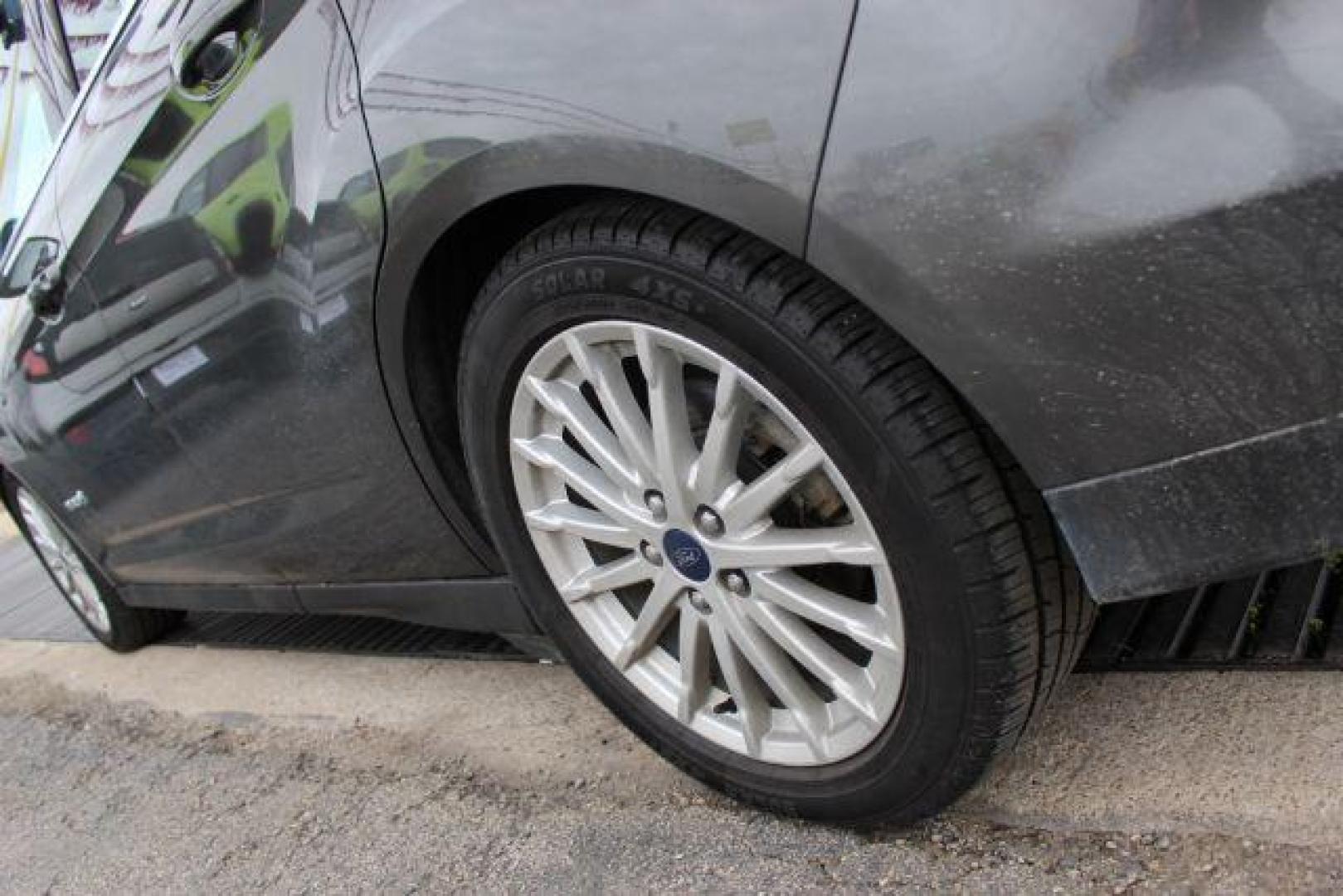 2016 GRAY Ford C-Max Hybrid SE (1FADP5AU9GL) with an 2.0L L4 DOHC 16V HYBRID engine, Continuously Variable Transmission transmission, located at 2715 W Pioneer Pkwy, Arlington, TX, 76013, (817) 265-9009, 32.710262, -97.153236 - Photo#8