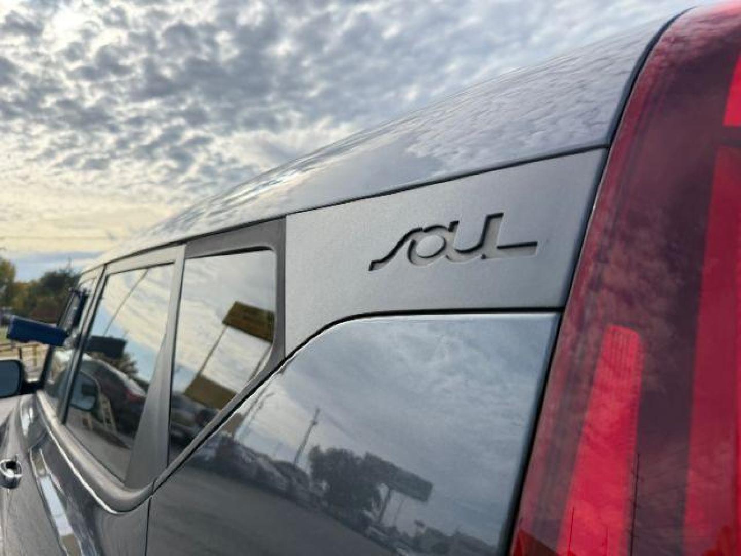 2020 GRAY Kia Soul LX CVT (KNDJ23AUXL7) with an 2.0L L4 DOHC 16V engine, Continuously Variable Transmission transmission, located at 2715 W Pioneer Pkwy, Arlington, TX, 76013, (817) 265-9009, 32.710262, -97.153236 - Photo#9