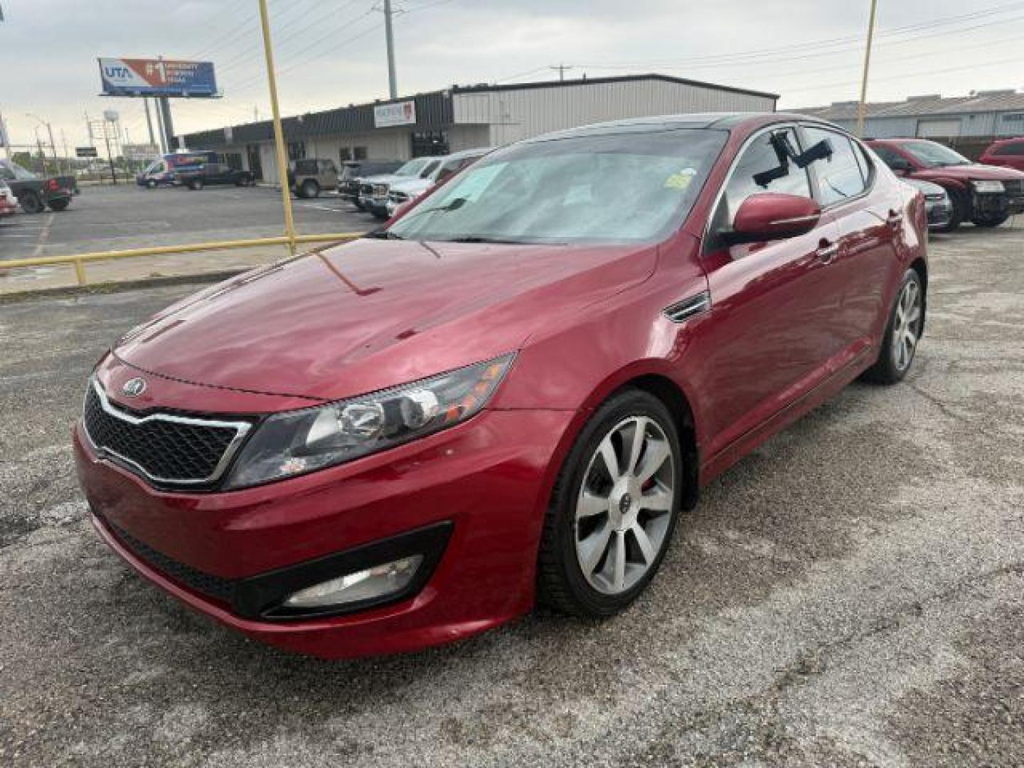 2013 RED Kia Optima SX (5XXGR4A69DG) with an 2.0L L4 DOHC 16V TUR engine, 6-Speed Automatic transmission, located at 2715 W Pioneer Pkwy, Arlington, TX, 76013, (817) 265-9009, 32.710262, -97.153236 - Photo#3