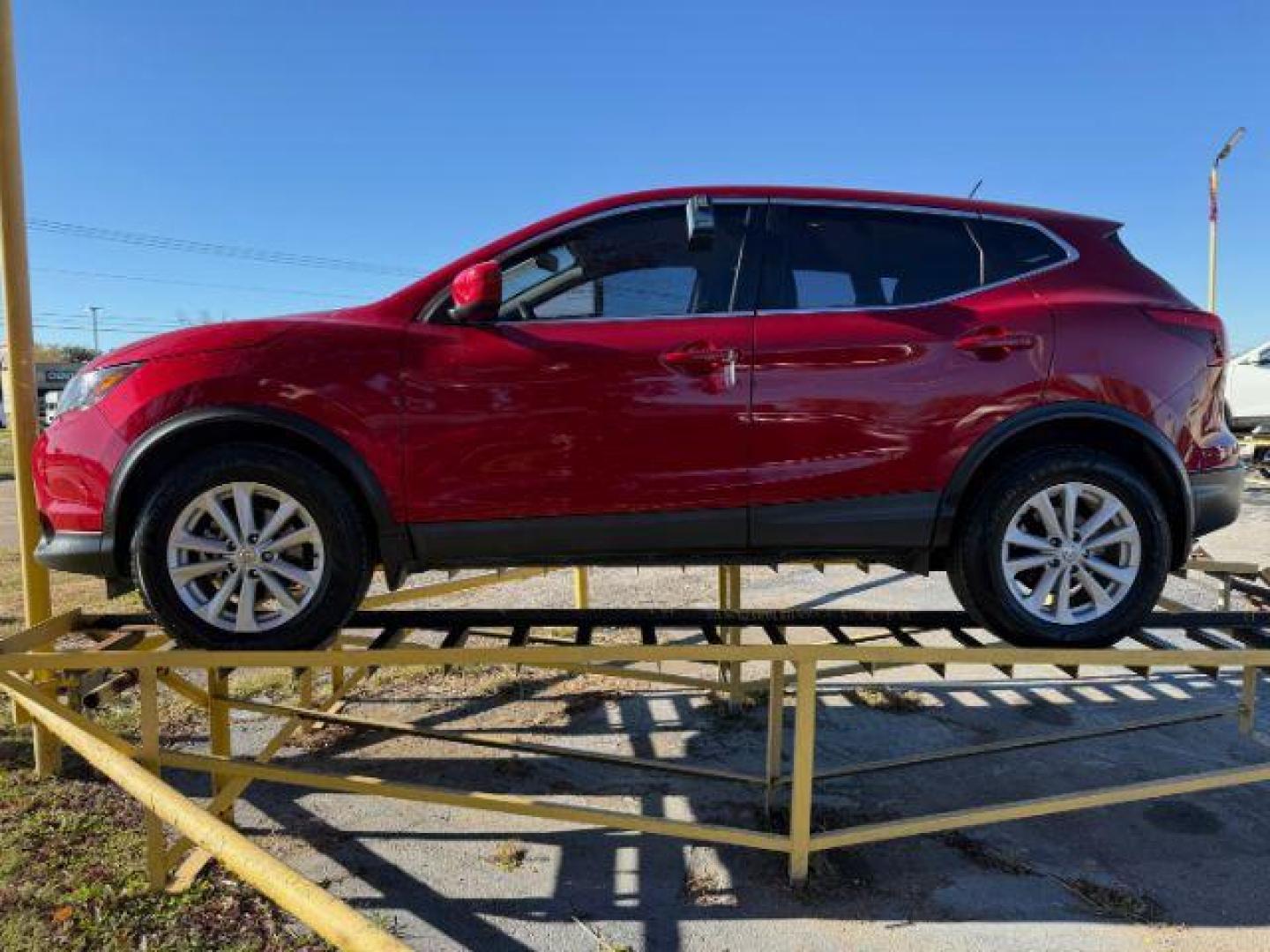 2018 RED Nissan Rogue Sport S (JN1BJ1CPXJW) with an 2.0L L4 DOHC 16V engine, Continuously Variable Transmission transmission, located at 2715 W Pioneer Pkwy, Arlington, TX, 76013, (817) 265-9009, 32.710262, -97.153236 - Photo#2