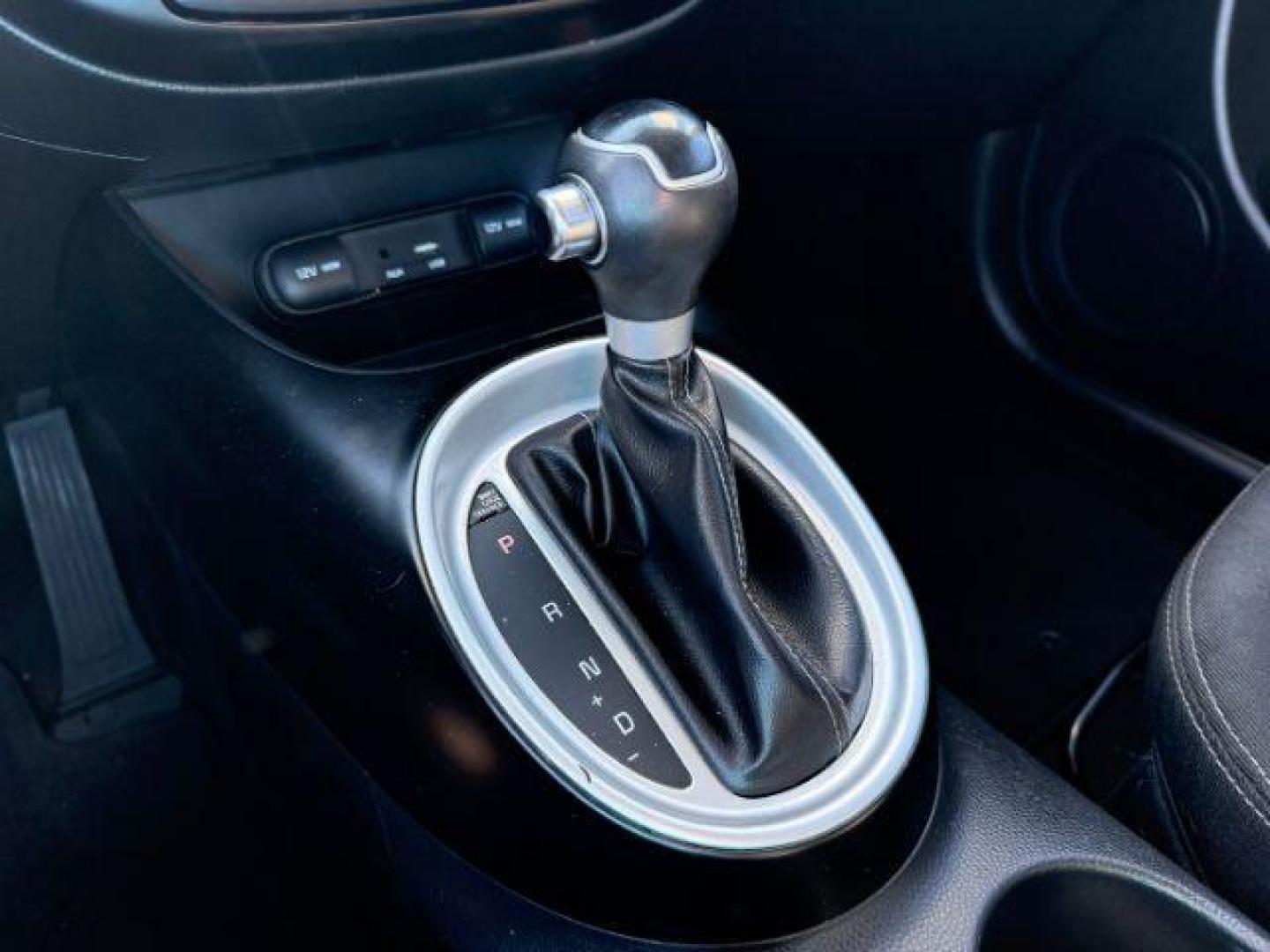 2018 WHITE Kia Soul + (KNDJP3A56J7) with an 2.0L L4 DOHC 16V engine, 6-Speed Automatic transmission, located at 2715 W Pioneer Pkwy, Arlington, TX, 76013, (817) 265-9009, 32.710262, -97.153236 - Photo#16
