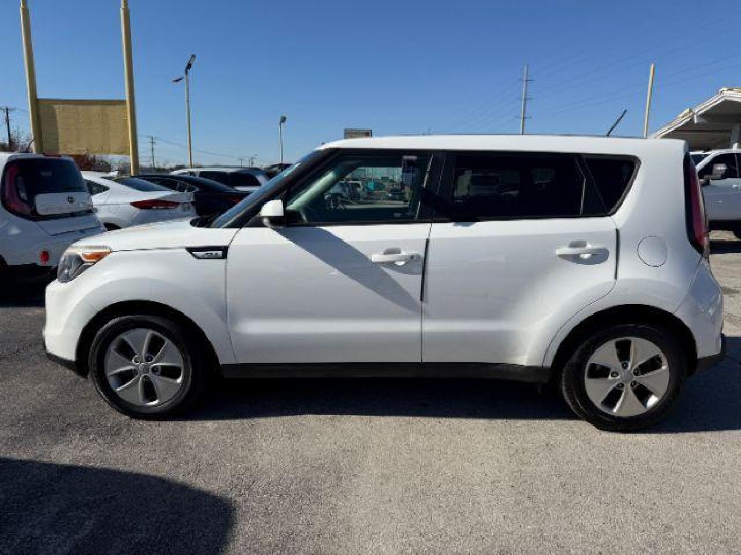 2015 WHITE Kia Soul Base (KNDJN2A23F7) with an 1.6L L4 DOHC 16V engine, located at 2715 W Pioneer Pkwy, Arlington, TX, 76013, (817) 265-9009, 32.710262, -97.153236 - Photo#2