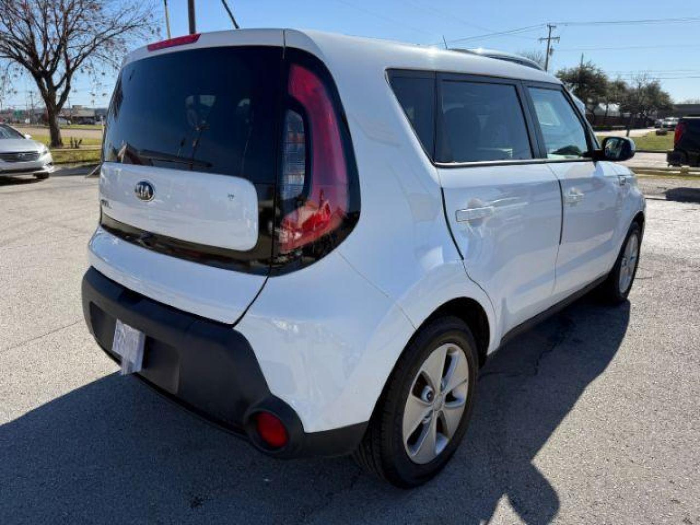 2015 WHITE Kia Soul Base (KNDJN2A23F7) with an 1.6L L4 DOHC 16V engine, located at 2715 W Pioneer Pkwy, Arlington, TX, 76013, (817) 265-9009, 32.710262, -97.153236 - Photo#6