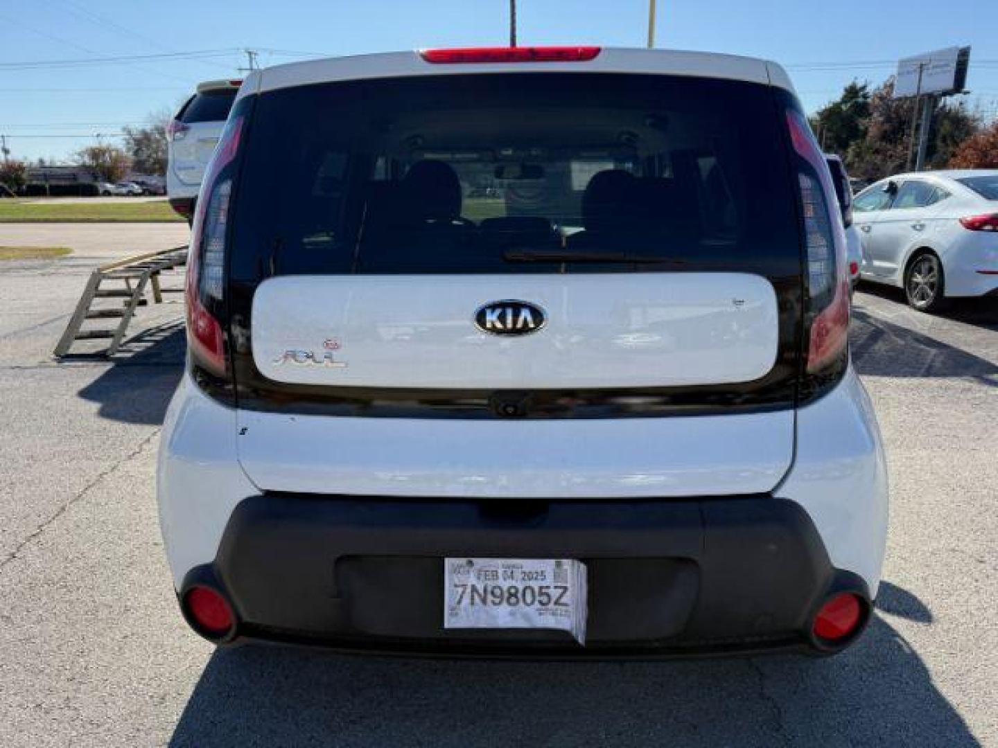 2015 WHITE Kia Soul Base (KNDJN2A23F7) with an 1.6L L4 DOHC 16V engine, located at 2715 W Pioneer Pkwy, Arlington, TX, 76013, (817) 265-9009, 32.710262, -97.153236 - Photo#7