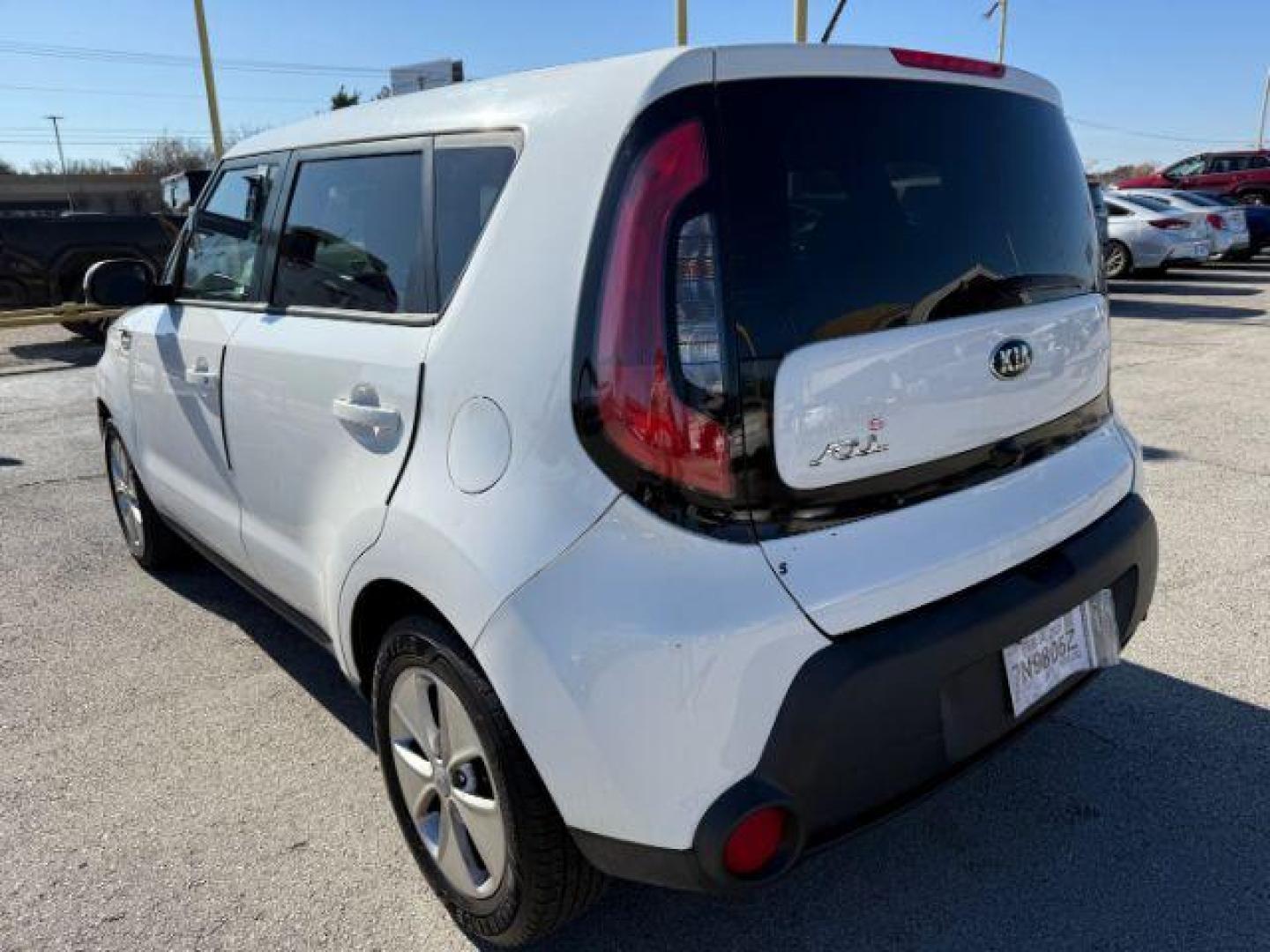 2015 WHITE Kia Soul Base (KNDJN2A23F7) with an 1.6L L4 DOHC 16V engine, located at 2715 W Pioneer Pkwy, Arlington, TX, 76013, (817) 265-9009, 32.710262, -97.153236 - Photo#8