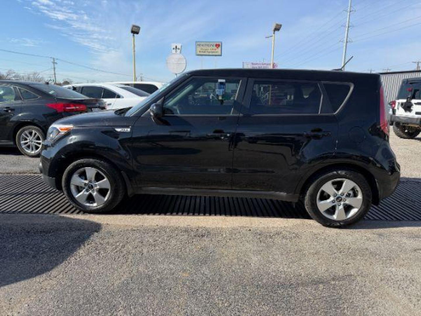 2017 BLACK Kia Soul Base 6A (KNDJN2A2XH7) with an 1.6L L4 DOHC 16V engine, 6-Speed Automatic transmission, located at 2715 W Pioneer Pkwy, Arlington, TX, 76013, (817) 265-9009, 32.710262, -97.153236 - Photo#2