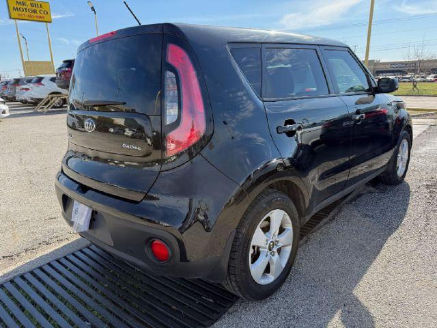 2017 BLACK Kia Soul Base 6A (KNDJN2A2XH7) with an 1.6L L4 DOHC 16V engine, 6-Speed Automatic transmission, located at 2715 W Pioneer Pkwy, Arlington, TX, 76013, (817) 265-9009, 32.710262, -97.153236 - Photo#6