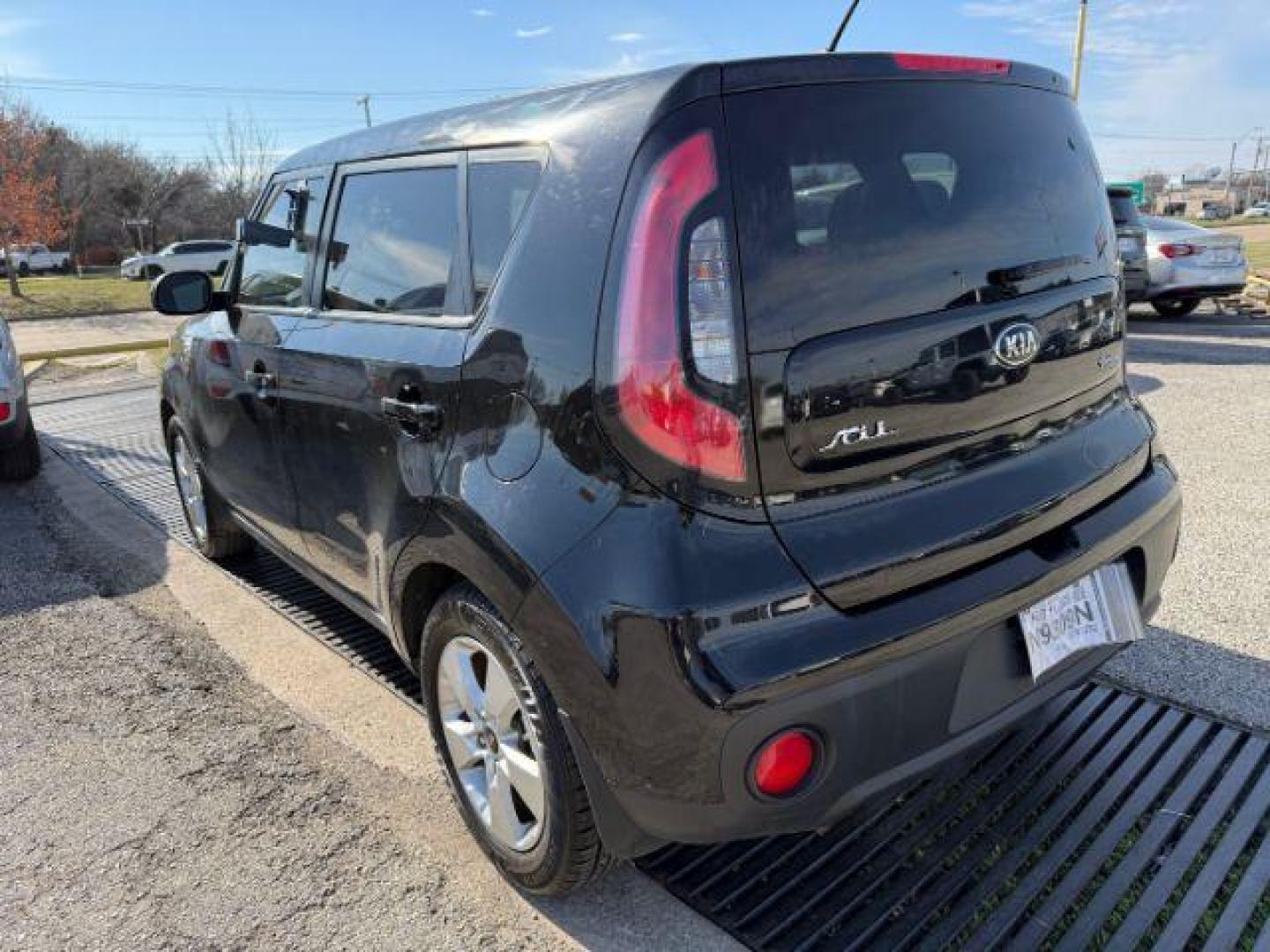 2017 BLACK Kia Soul Base 6A (KNDJN2A2XH7) with an 1.6L L4 DOHC 16V engine, 6-Speed Automatic transmission, located at 2715 W Pioneer Pkwy, Arlington, TX, 76013, (817) 265-9009, 32.710262, -97.153236 - Photo#8