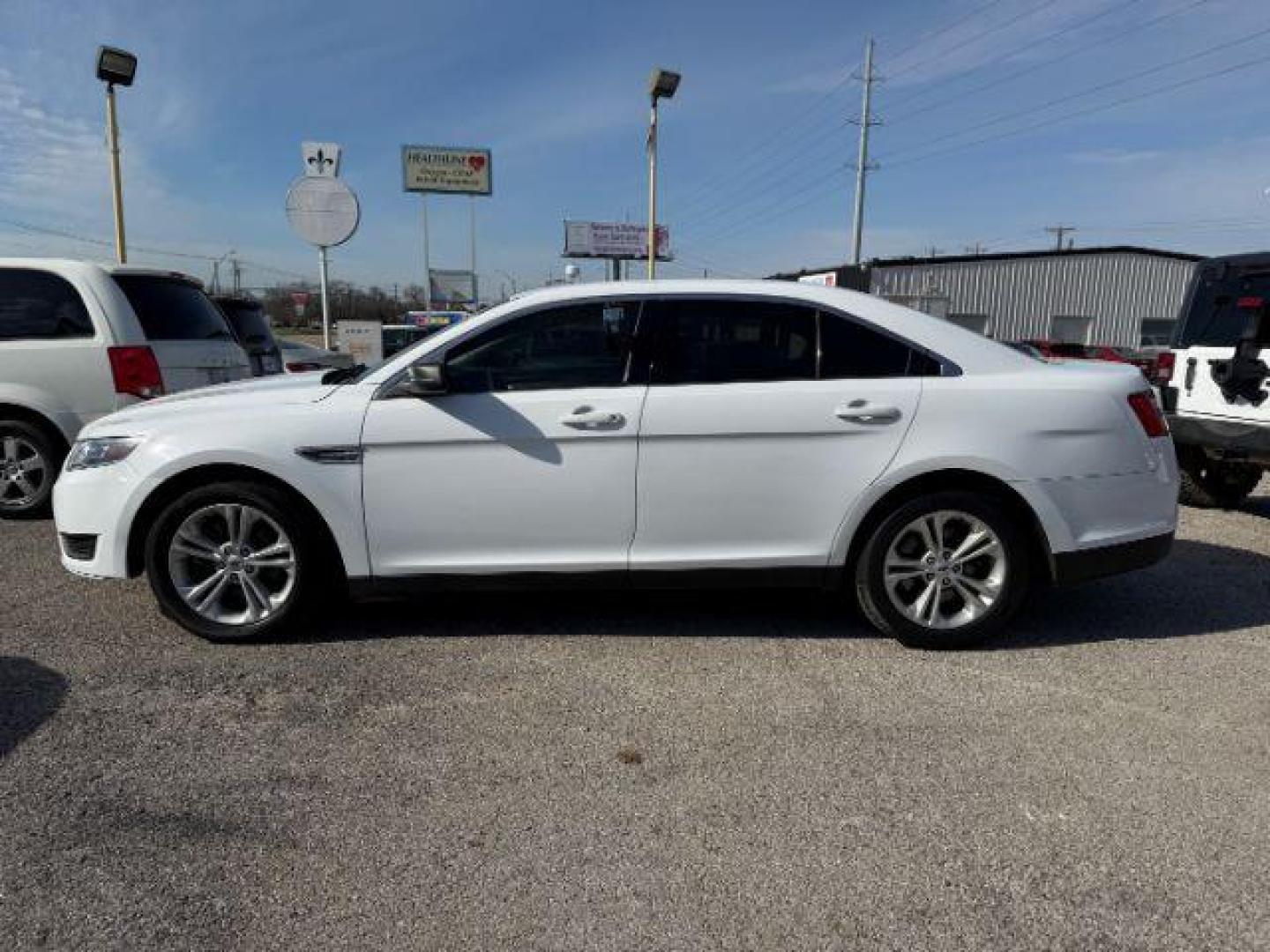 2017 WHITE Ford Taurus SE FWD (1FAHP2D88HG) with an 3.5L V6 DOHC 24V engine, 6-Speed Automatic transmission, located at 2715 W Pioneer Pkwy, Arlington, TX, 76013, (817) 265-9009, 32.710262, -97.153236 - Photo#1