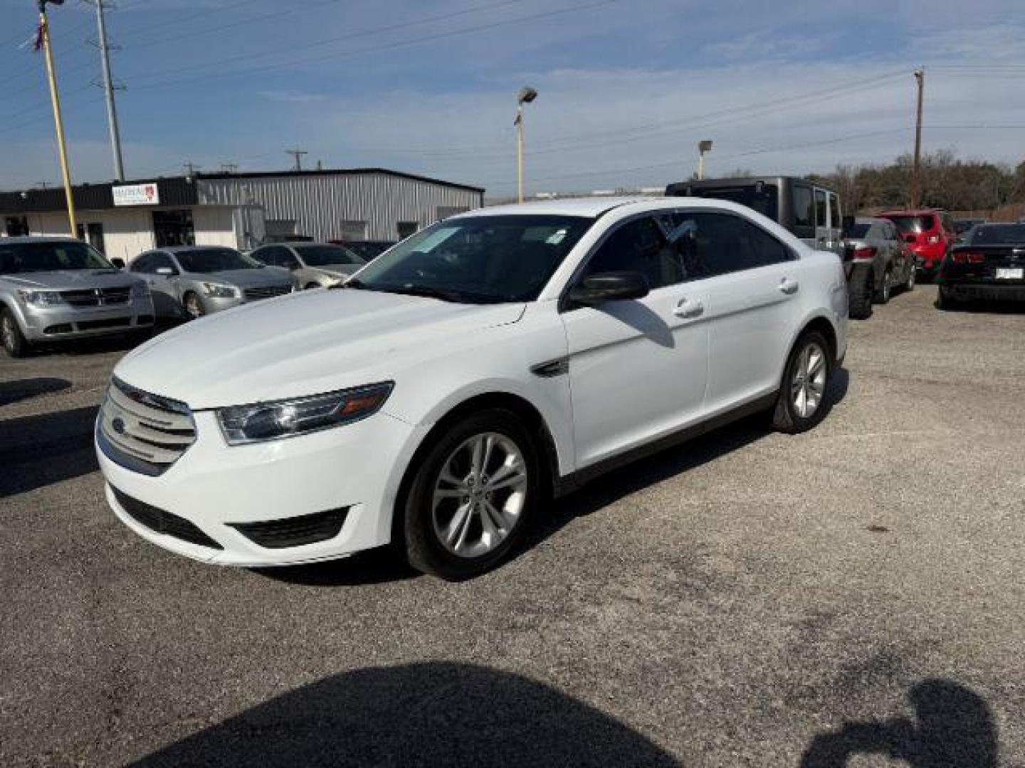 2017 WHITE Ford Taurus SE FWD (1FAHP2D88HG) with an 3.5L V6 DOHC 24V engine, 6-Speed Automatic transmission, located at 2715 W Pioneer Pkwy, Arlington, TX, 76013, (817) 265-9009, 32.710262, -97.153236 - Photo#2