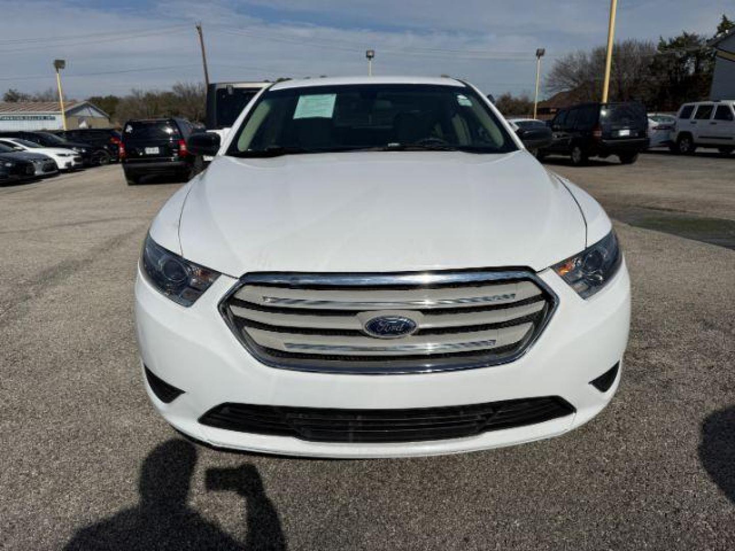 2017 WHITE Ford Taurus SE FWD (1FAHP2D88HG) with an 3.5L V6 DOHC 24V engine, 6-Speed Automatic transmission, located at 2715 W Pioneer Pkwy, Arlington, TX, 76013, (817) 265-9009, 32.710262, -97.153236 - Photo#3