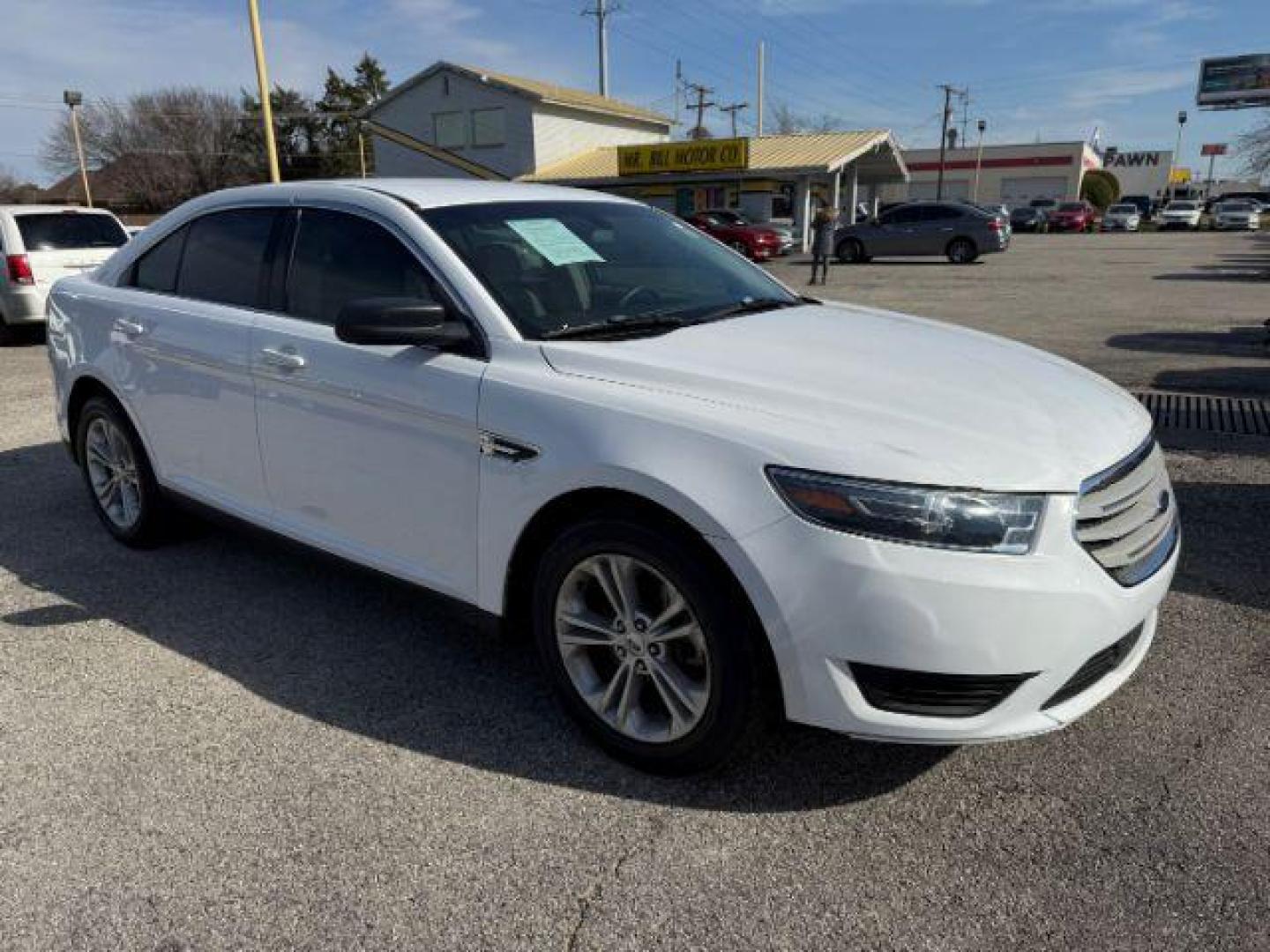 2017 WHITE Ford Taurus SE FWD (1FAHP2D88HG) with an 3.5L V6 DOHC 24V engine, 6-Speed Automatic transmission, located at 2715 W Pioneer Pkwy, Arlington, TX, 76013, (817) 265-9009, 32.710262, -97.153236 - Photo#4
