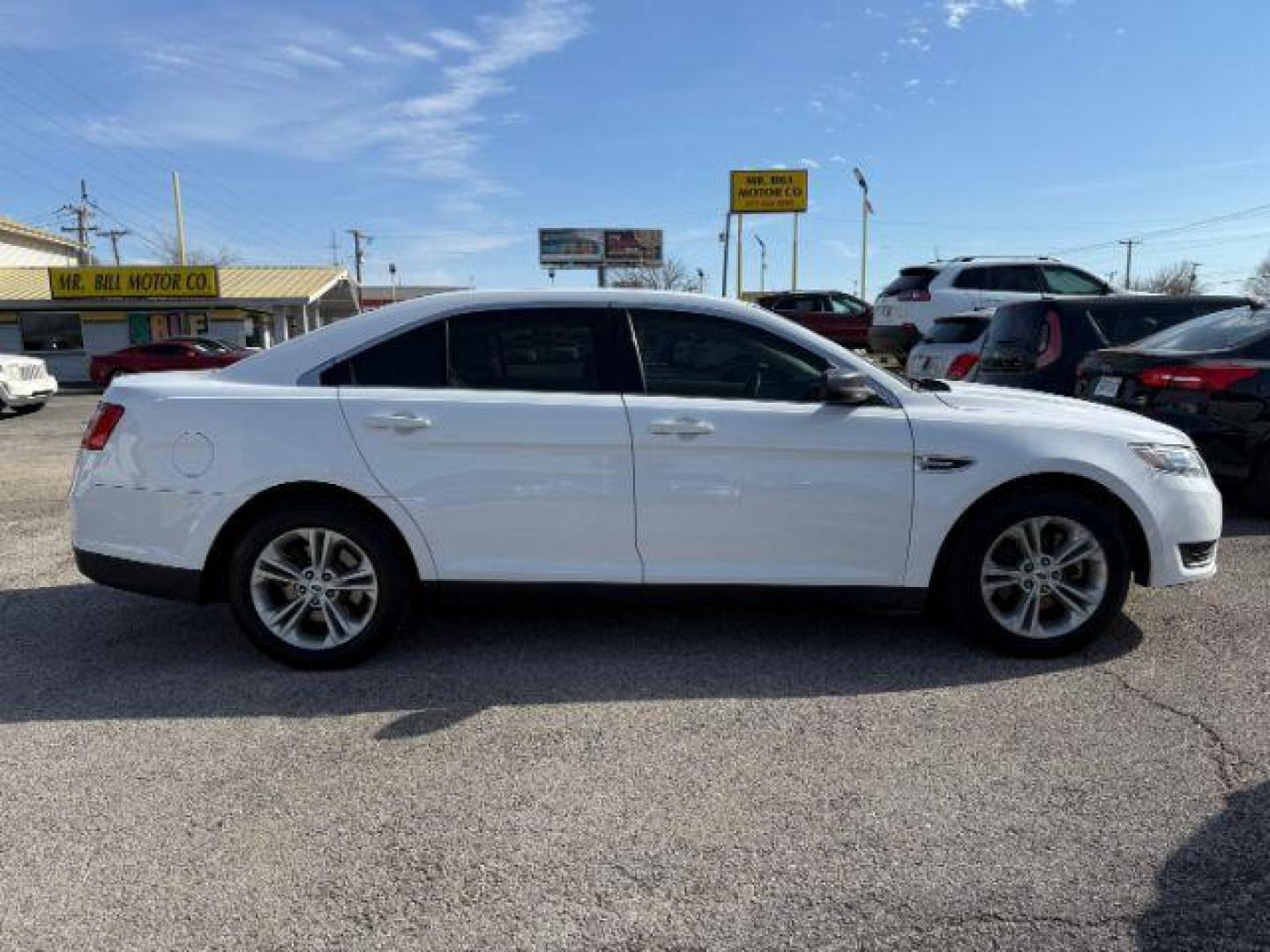 2017 WHITE Ford Taurus SE FWD (1FAHP2D88HG) with an 3.5L V6 DOHC 24V engine, 6-Speed Automatic transmission, located at 2715 W Pioneer Pkwy, Arlington, TX, 76013, (817) 265-9009, 32.710262, -97.153236 - Photo#5