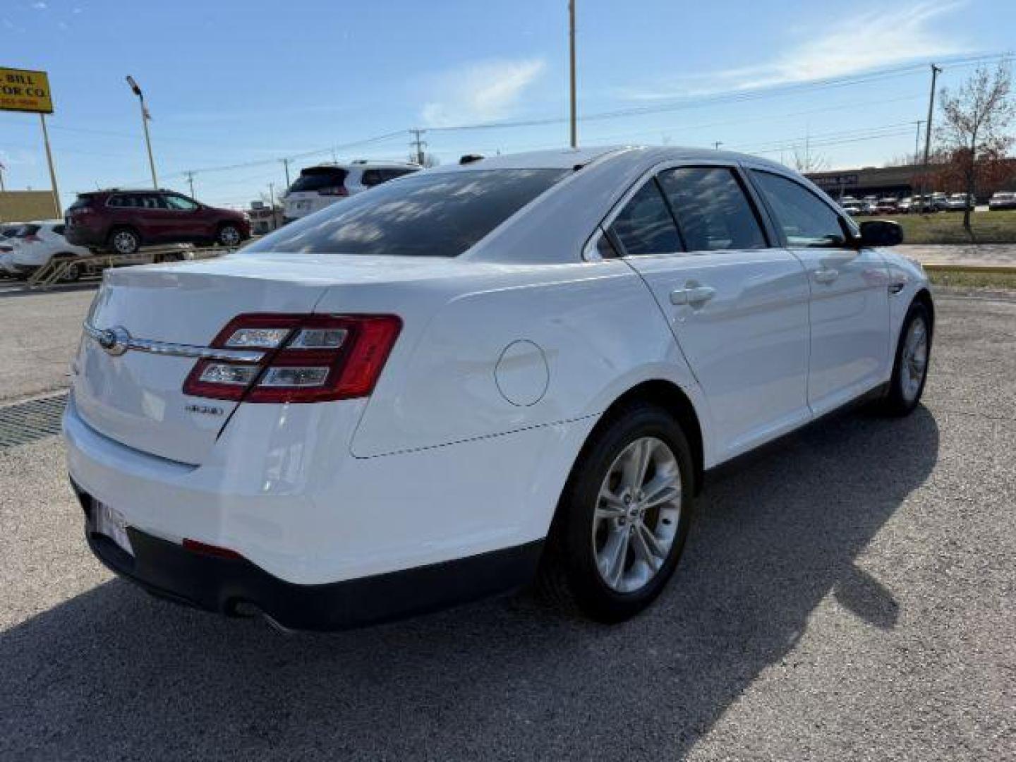 2017 WHITE Ford Taurus SE FWD (1FAHP2D88HG) with an 3.5L V6 DOHC 24V engine, 6-Speed Automatic transmission, located at 2715 W Pioneer Pkwy, Arlington, TX, 76013, (817) 265-9009, 32.710262, -97.153236 - Photo#6