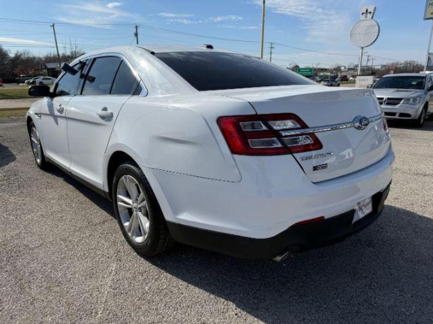 2017 WHITE Ford Taurus SE FWD (1FAHP2D88HG) with an 3.5L V6 DOHC 24V engine, 6-Speed Automatic transmission, located at 2715 W Pioneer Pkwy, Arlington, TX, 76013, (817) 265-9009, 32.710262, -97.153236 - Photo#8