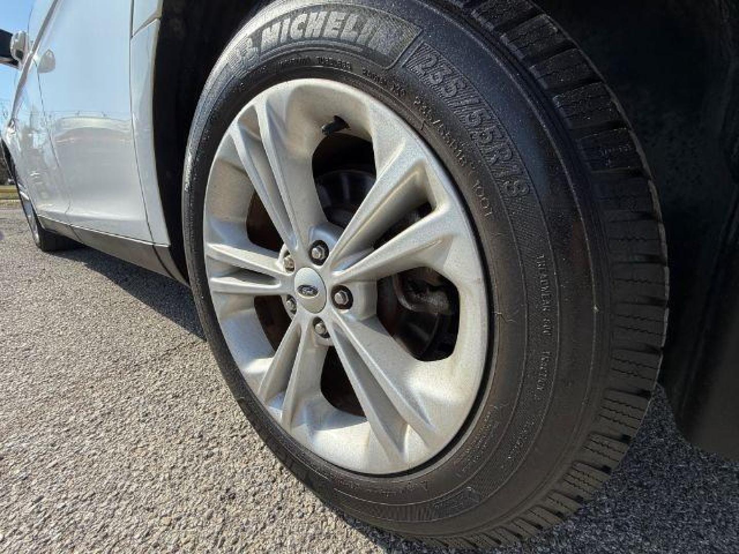 2017 WHITE Ford Taurus SE FWD (1FAHP2D88HG) with an 3.5L V6 DOHC 24V engine, 6-Speed Automatic transmission, located at 2715 W Pioneer Pkwy, Arlington, TX, 76013, (817) 265-9009, 32.710262, -97.153236 - Photo#9