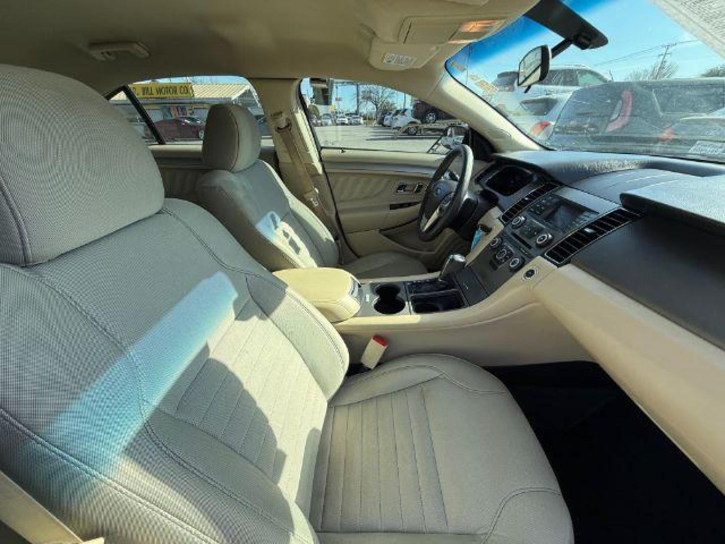 2017 WHITE Ford Taurus SE FWD (1FAHP2D88HG) with an 3.5L V6 DOHC 24V engine, 6-Speed Automatic transmission, located at 2715 W Pioneer Pkwy, Arlington, TX, 76013, (817) 265-9009, 32.710262, -97.153236 - Photo#10