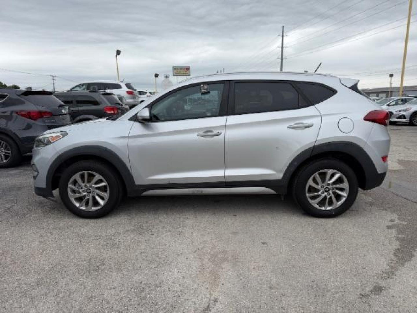 2017 SILVER Hyundai Tucson SE (KM8J33A48HU) with an 2.0L L4 DOHC 16V engine, 6-Speed Automatic transmission, located at 2715 W Pioneer Pkwy, Arlington, TX, 76013, (817) 265-9009, 32.710262, -97.153236 - Photo#2