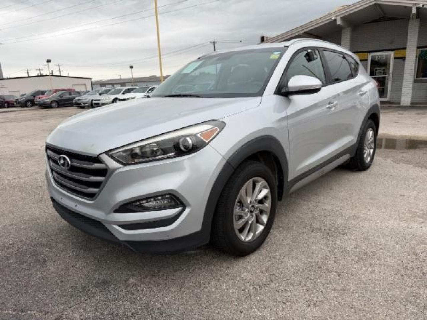 2017 SILVER Hyundai Tucson SE (KM8J33A48HU) with an 2.0L L4 DOHC 16V engine, 6-Speed Automatic transmission, located at 2715 W Pioneer Pkwy, Arlington, TX, 76013, (817) 265-9009, 32.710262, -97.153236 - Photo#3