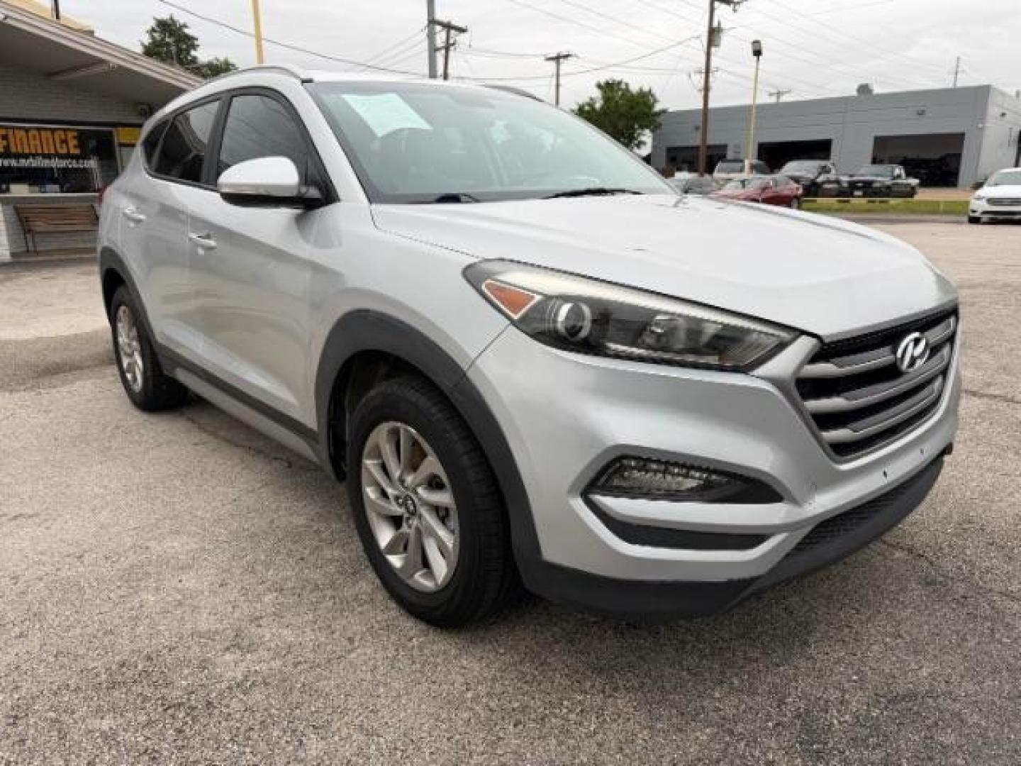 2017 SILVER Hyundai Tucson SE (KM8J33A48HU) with an 2.0L L4 DOHC 16V engine, 6-Speed Automatic transmission, located at 2715 W Pioneer Pkwy, Arlington, TX, 76013, (817) 265-9009, 32.710262, -97.153236 - Photo#4