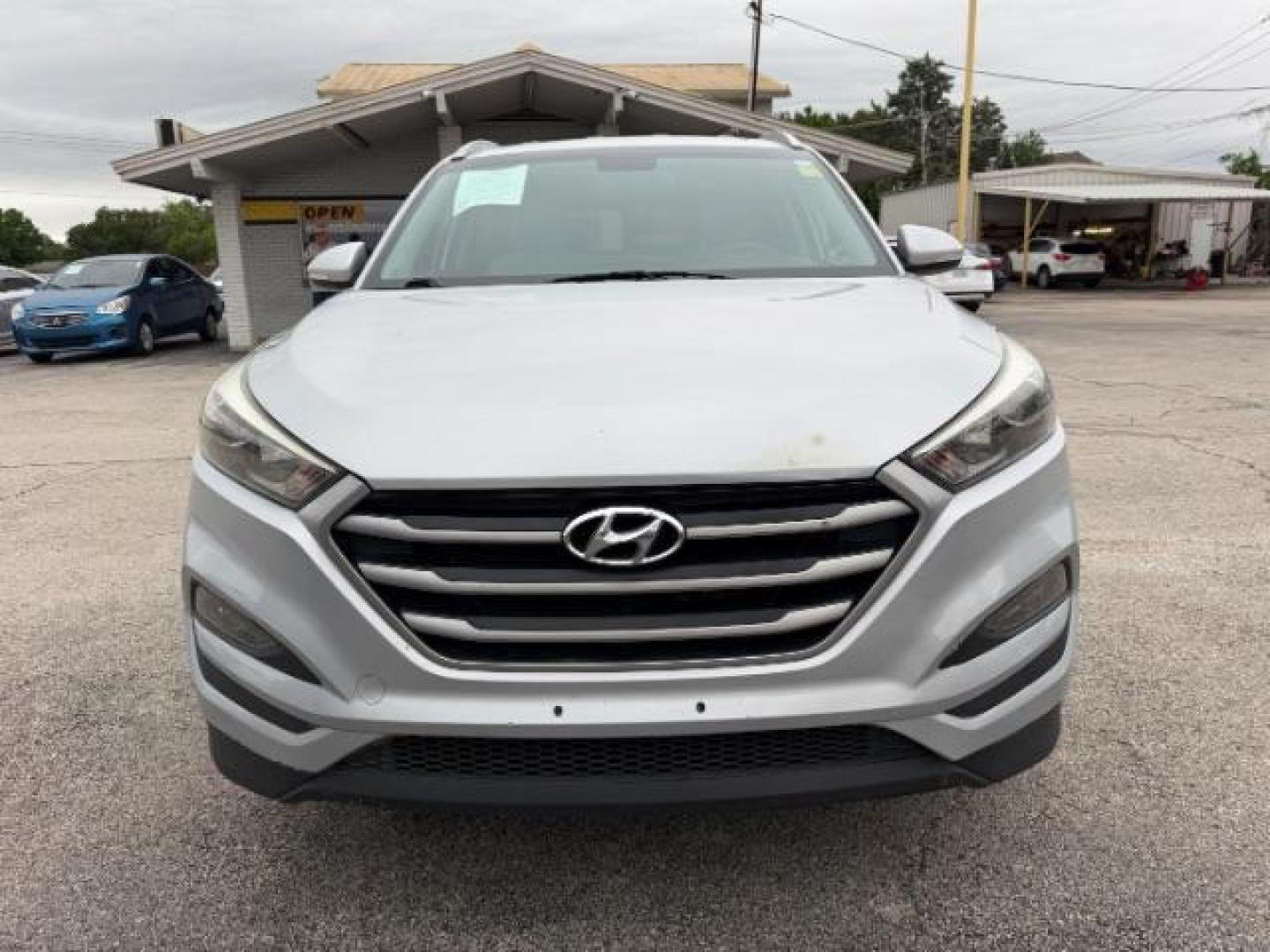 2017 SILVER Hyundai Tucson SE (KM8J33A48HU) with an 2.0L L4 DOHC 16V engine, 6-Speed Automatic transmission, located at 2715 W Pioneer Pkwy, Arlington, TX, 76013, (817) 265-9009, 32.710262, -97.153236 - Photo#5
