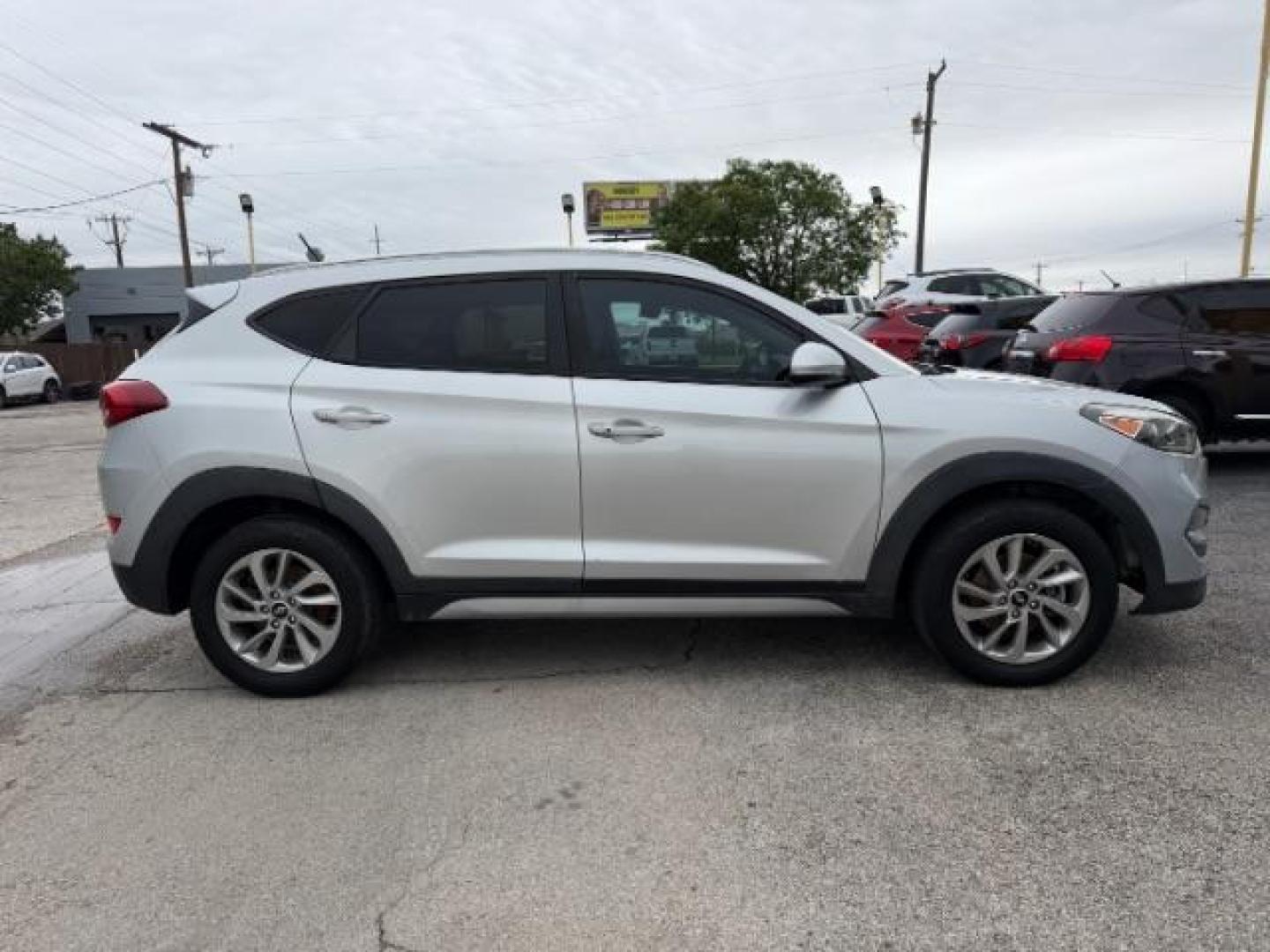 2017 SILVER Hyundai Tucson SE (KM8J33A48HU) with an 2.0L L4 DOHC 16V engine, 6-Speed Automatic transmission, located at 2715 W Pioneer Pkwy, Arlington, TX, 76013, (817) 265-9009, 32.710262, -97.153236 - Photo#6