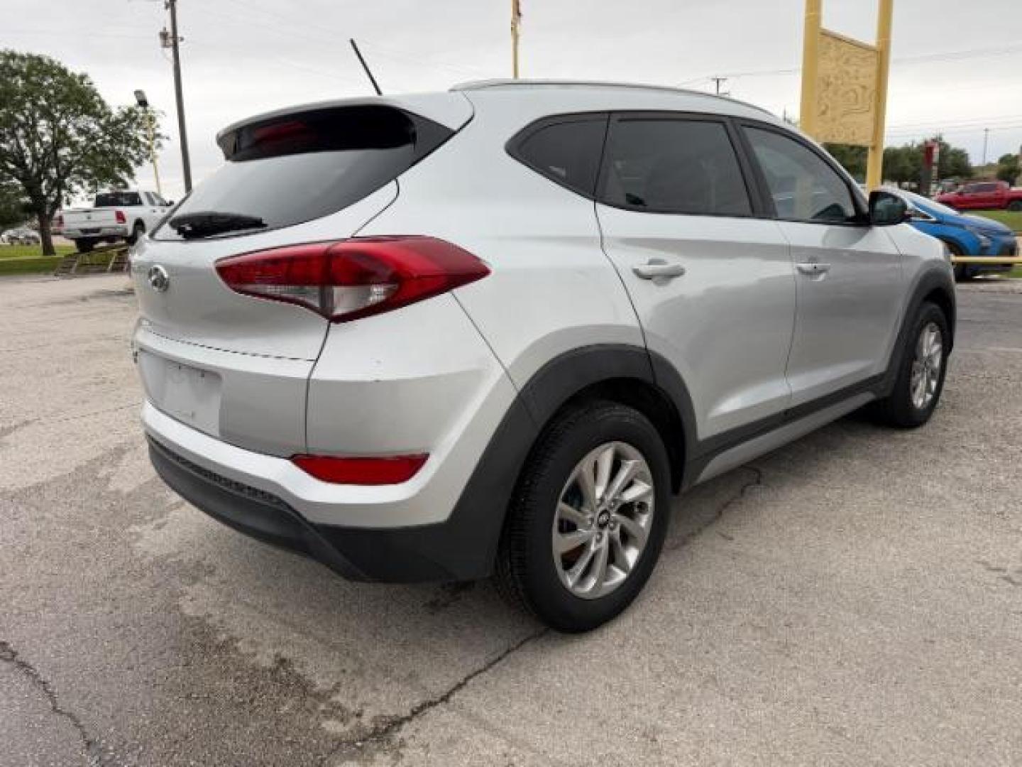 2017 SILVER Hyundai Tucson SE (KM8J33A48HU) with an 2.0L L4 DOHC 16V engine, 6-Speed Automatic transmission, located at 2715 W Pioneer Pkwy, Arlington, TX, 76013, (817) 265-9009, 32.710262, -97.153236 - Photo#7