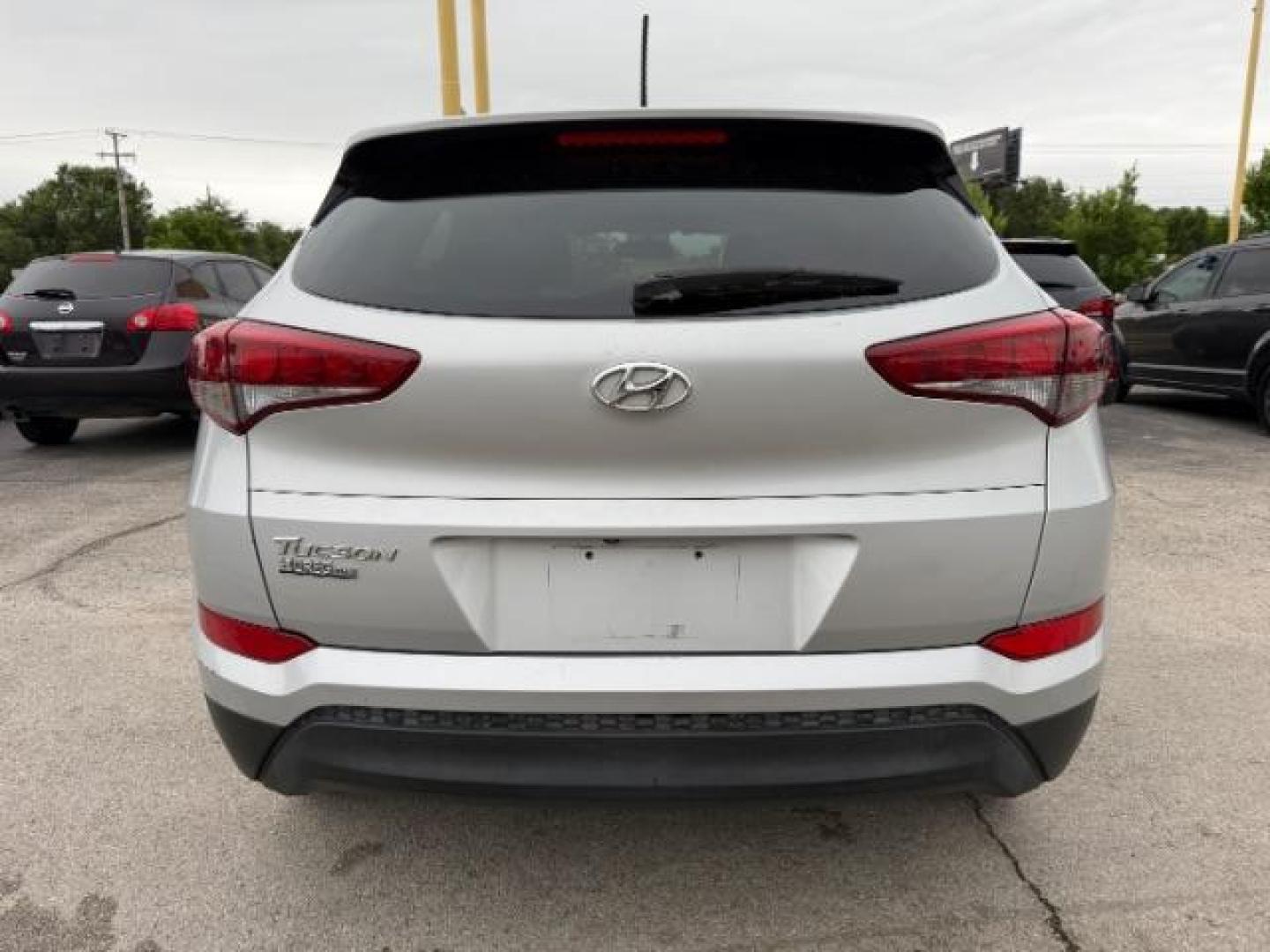 2017 SILVER Hyundai Tucson SE (KM8J33A48HU) with an 2.0L L4 DOHC 16V engine, 6-Speed Automatic transmission, located at 2715 W Pioneer Pkwy, Arlington, TX, 76013, (817) 265-9009, 32.710262, -97.153236 - Photo#8