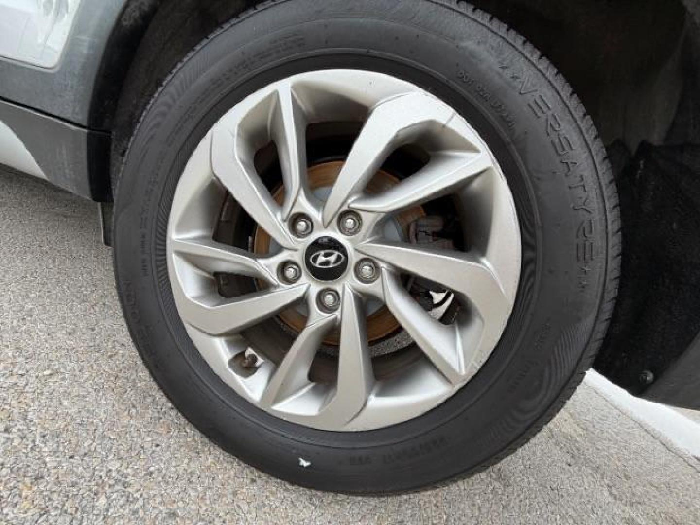 2017 SILVER Hyundai Tucson SE (KM8J33A48HU) with an 2.0L L4 DOHC 16V engine, 6-Speed Automatic transmission, located at 2715 W Pioneer Pkwy, Arlington, TX, 76013, (817) 265-9009, 32.710262, -97.153236 - Photo#10