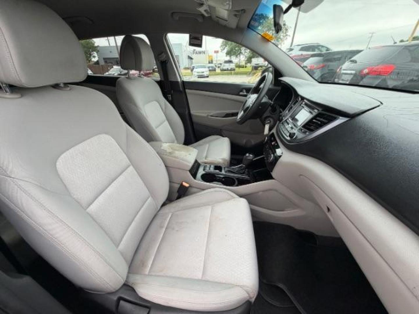 2017 SILVER Hyundai Tucson SE (KM8J33A48HU) with an 2.0L L4 DOHC 16V engine, 6-Speed Automatic transmission, located at 2715 W Pioneer Pkwy, Arlington, TX, 76013, (817) 265-9009, 32.710262, -97.153236 - Photo#11