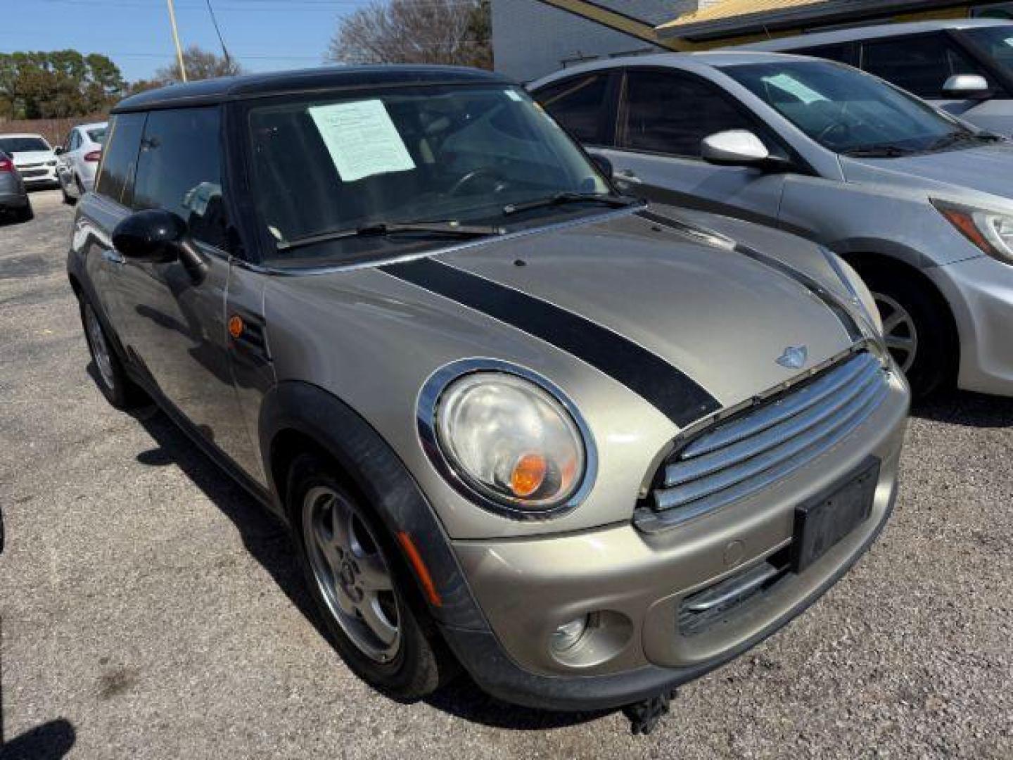 2011 GRAY Mini Cooper Base (WMWSU3C56BT) with an 1.6L L4 DOHC 16V TURBO engine, located at 2715 W Pioneer Pkwy, Arlington, TX, 76013, (817) 265-9009, 32.710262, -97.153236 - Photo#3