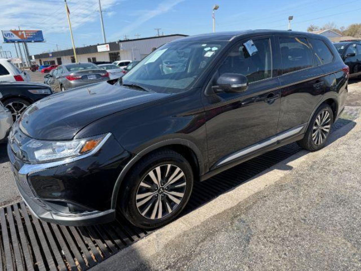 2019 Labrador Black Metal Mitsubishi Outlander SEL 2WD (JA4AD3A32KZ) with an 2.4L L4 DOHC 16V engine, Continuously Variabl transmission, located at 2715 W Pioneer Pkwy, Arlington, TX, 76013, (817) 265-9009, 32.710262, -97.153236 - Photo#3