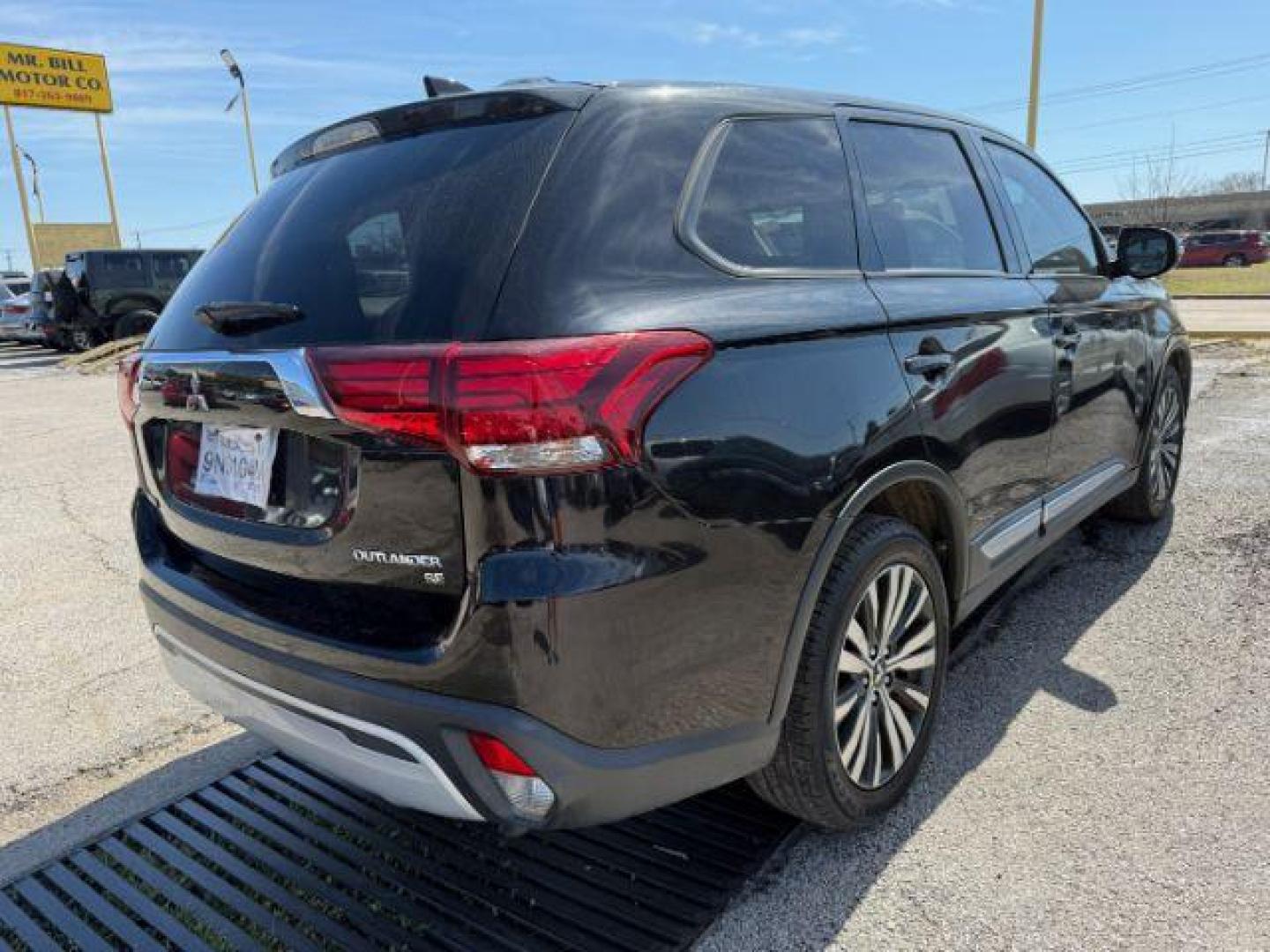 2019 Labrador Black Metal Mitsubishi Outlander SEL 2WD (JA4AD3A32KZ) with an 2.4L L4 DOHC 16V engine, Continuously Variabl transmission, located at 2715 W Pioneer Pkwy, Arlington, TX, 76013, (817) 265-9009, 32.710262, -97.153236 - Photo#6