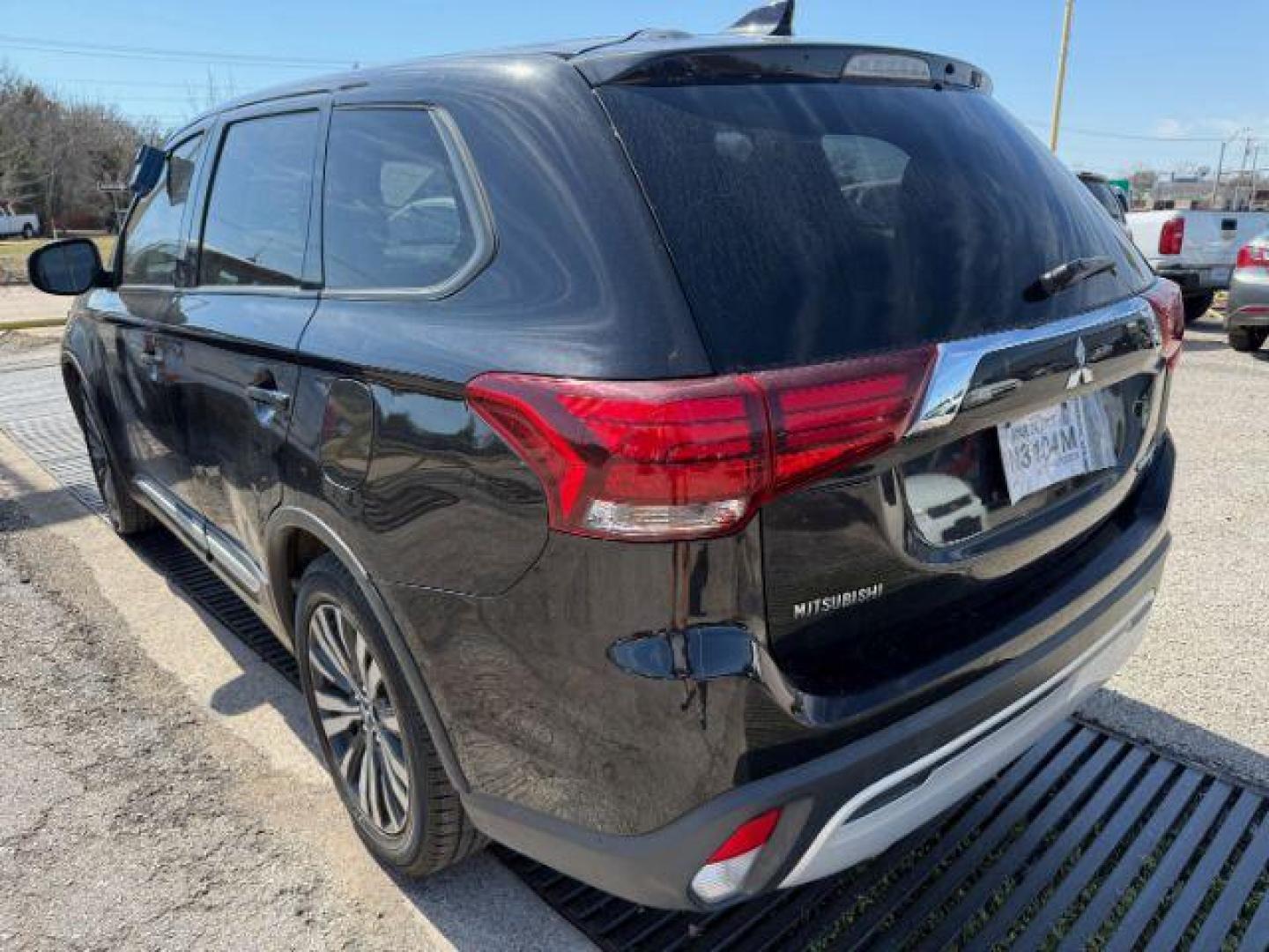 2019 Labrador Black Metal Mitsubishi Outlander SEL 2WD (JA4AD3A32KZ) with an 2.4L L4 DOHC 16V engine, Continuously Variabl transmission, located at 2715 W Pioneer Pkwy, Arlington, TX, 76013, (817) 265-9009, 32.710262, -97.153236 - Photo#8