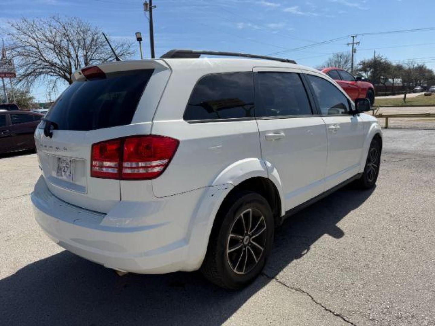 2018 WHITE Dodge Journey SE (3C4PDCAB2JT) with an 2.4L L4 DOHC 16V engine, 4-Speed Automatic transmission, located at 2715 W Pioneer Pkwy, Arlington, TX, 76013, (817) 265-9009, 32.710262, -97.153236 - Photo#7