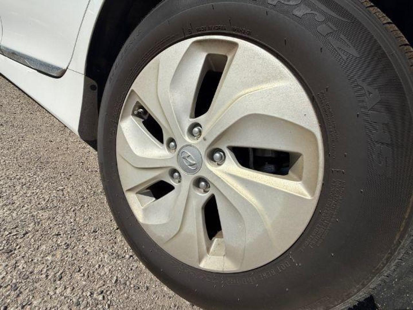 2014 WHITE Hyundai Sonata Hybrid . (KMHEC4A48EA) , located at 2715 W Pioneer Pkwy, Arlington, TX, 76013, (817) 265-9009, 32.710262, -97.153236 - Photo#10