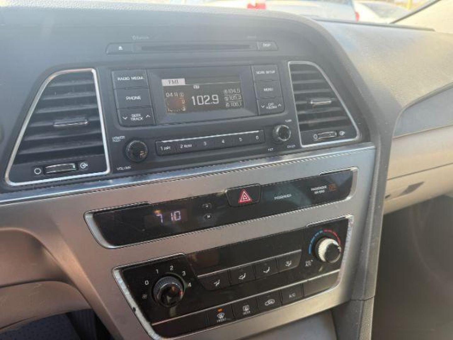 2017 SILVER Hyundai Sonata SE (5NPE24AF5HH) with an 2.4L L4 DOHC 16V engine, 7-Speed Automatic transmission, located at 2715 W Pioneer Pkwy, Arlington, TX, 76013, (817) 265-9009, 32.710262, -97.153236 - Photo#17