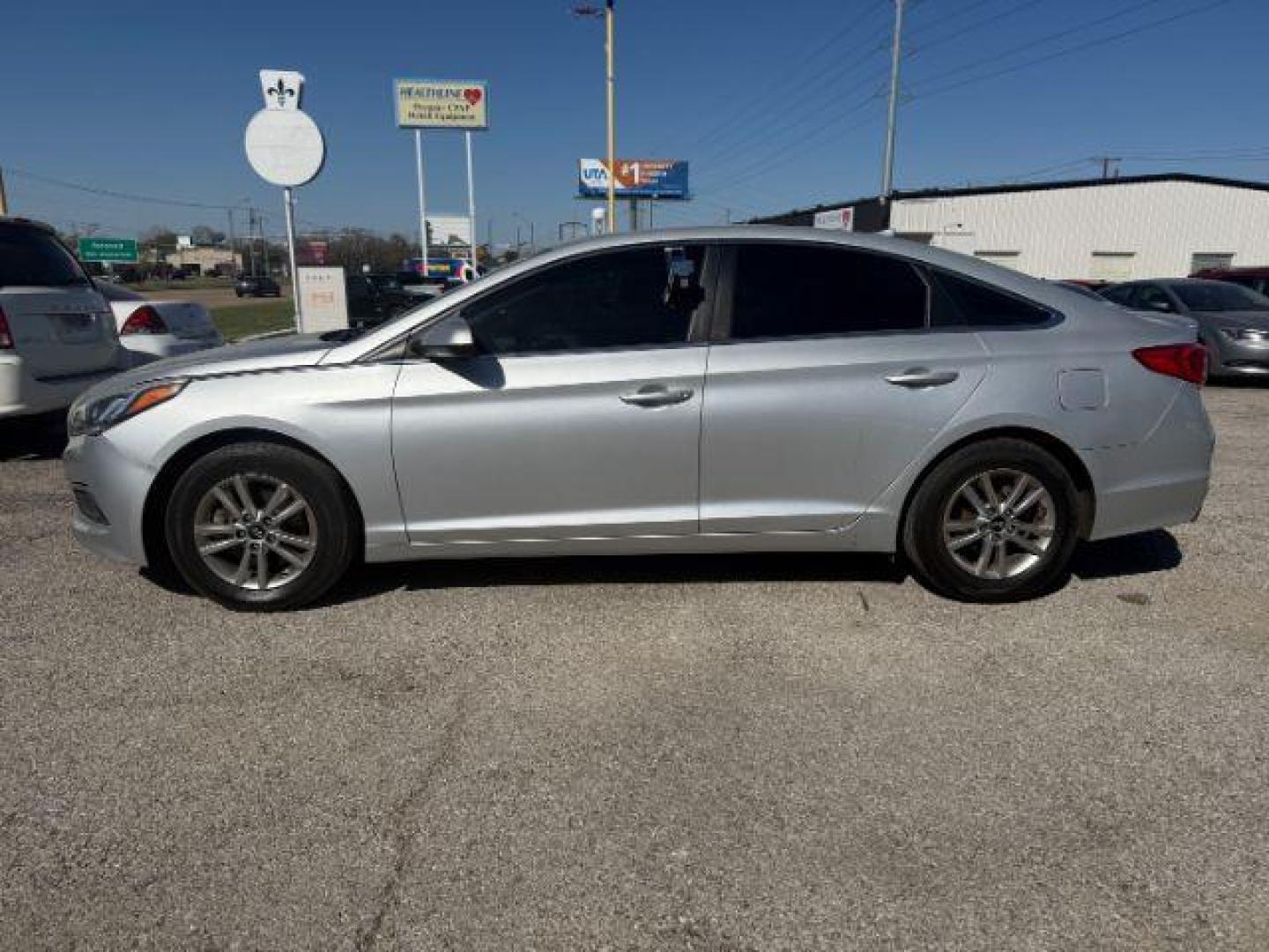 2017 SILVER Hyundai Sonata SE (5NPE24AF5HH) with an 2.4L L4 DOHC 16V engine, 7-Speed Automatic transmission, located at 2715 W Pioneer Pkwy, Arlington, TX, 76013, (817) 265-9009, 32.710262, -97.153236 - Photo#2