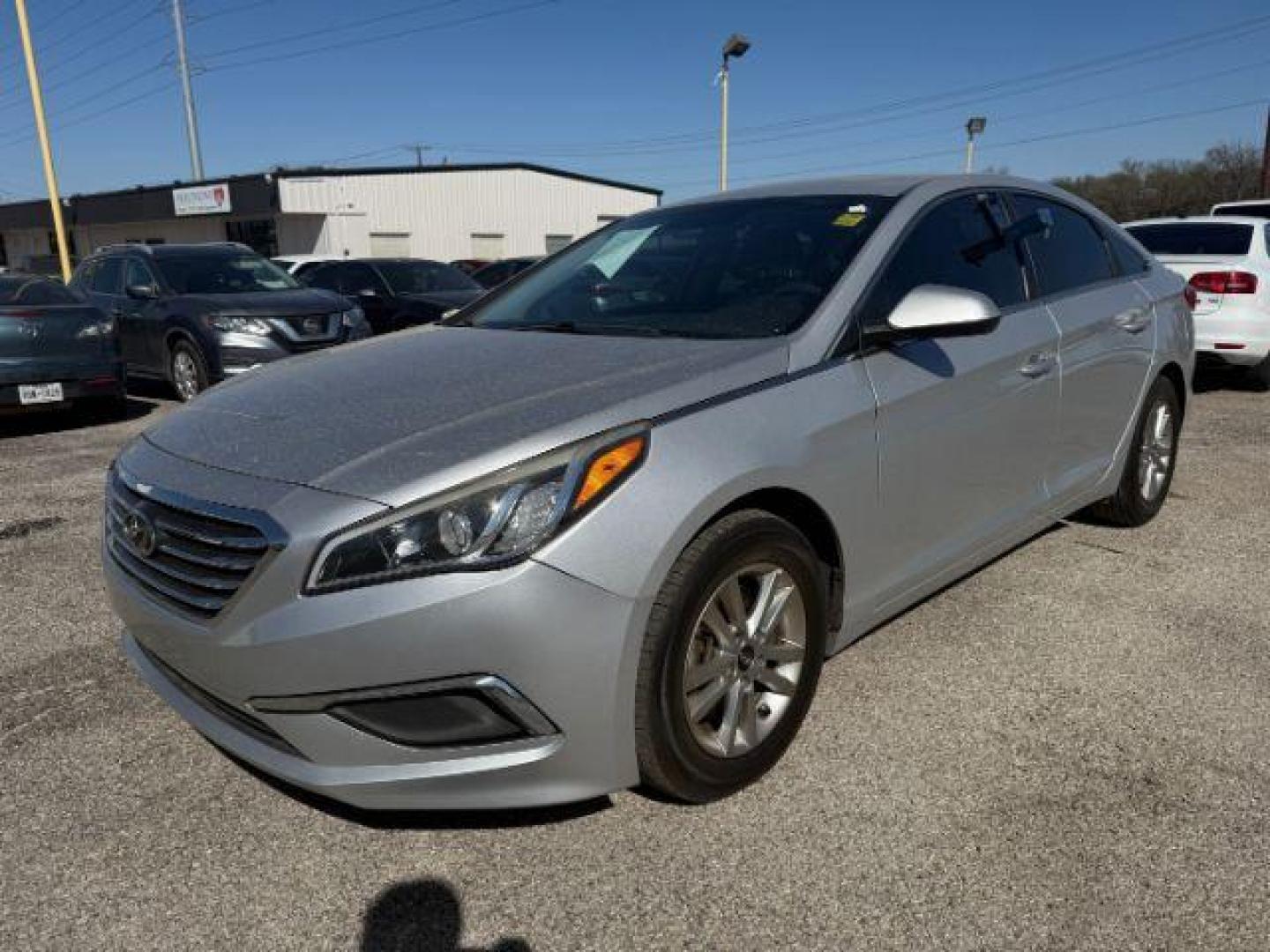 2017 SILVER Hyundai Sonata SE (5NPE24AF5HH) with an 2.4L L4 DOHC 16V engine, 7-Speed Automatic transmission, located at 2715 W Pioneer Pkwy, Arlington, TX, 76013, (817) 265-9009, 32.710262, -97.153236 - Photo#3
