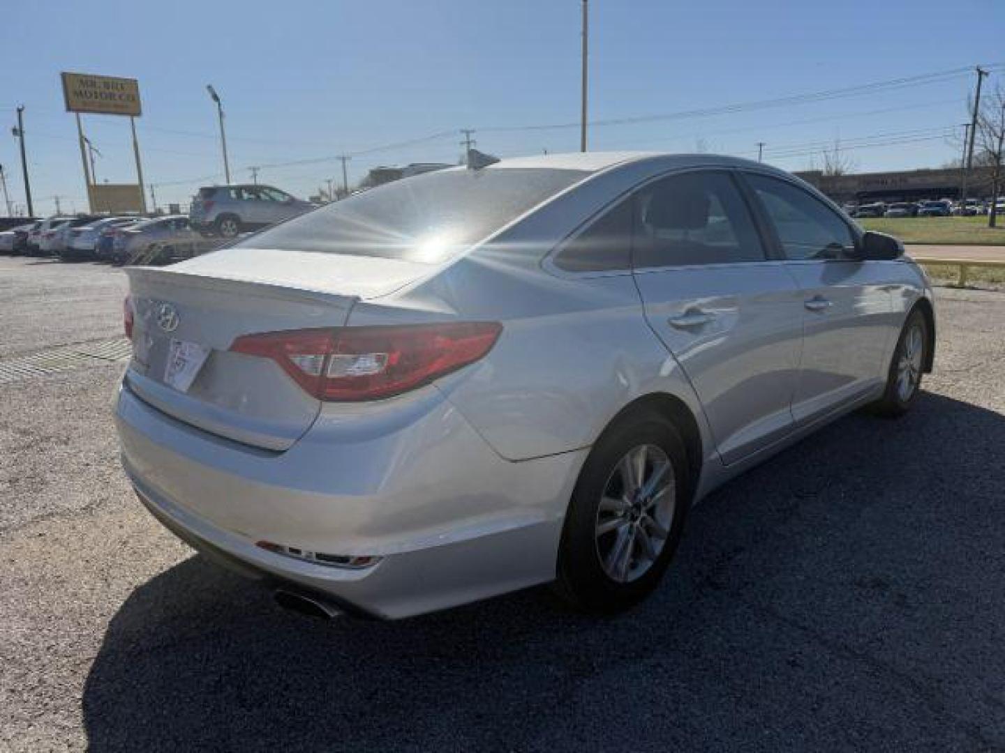 2017 SILVER Hyundai Sonata SE (5NPE24AF5HH) with an 2.4L L4 DOHC 16V engine, 7-Speed Automatic transmission, located at 2715 W Pioneer Pkwy, Arlington, TX, 76013, (817) 265-9009, 32.710262, -97.153236 - Photo#7