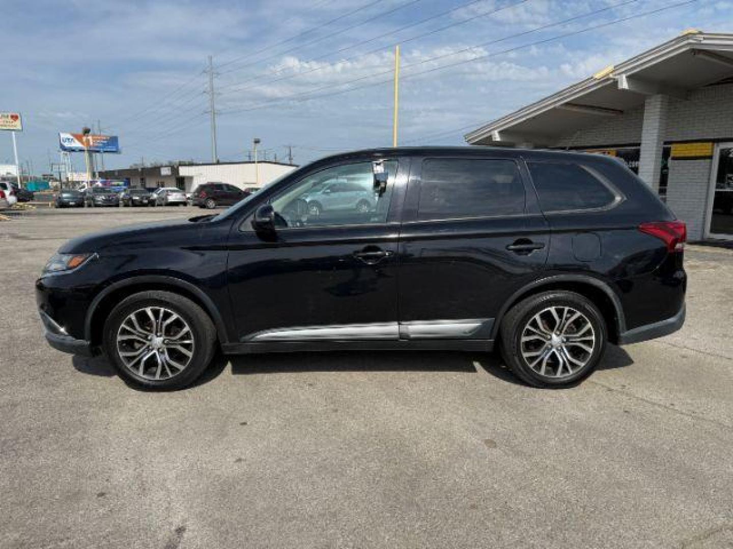 2016 BLACK Mitsubishi Outlander SE 2WD (JA4AD3A32GZ) with an 2.4L L4 DOHC 16V engine, Continuously Variabl transmission, located at 2715 W Pioneer Pkwy, Arlington, TX, 76013, (817) 265-9009, 32.710262, -97.153236 - Photo#1
