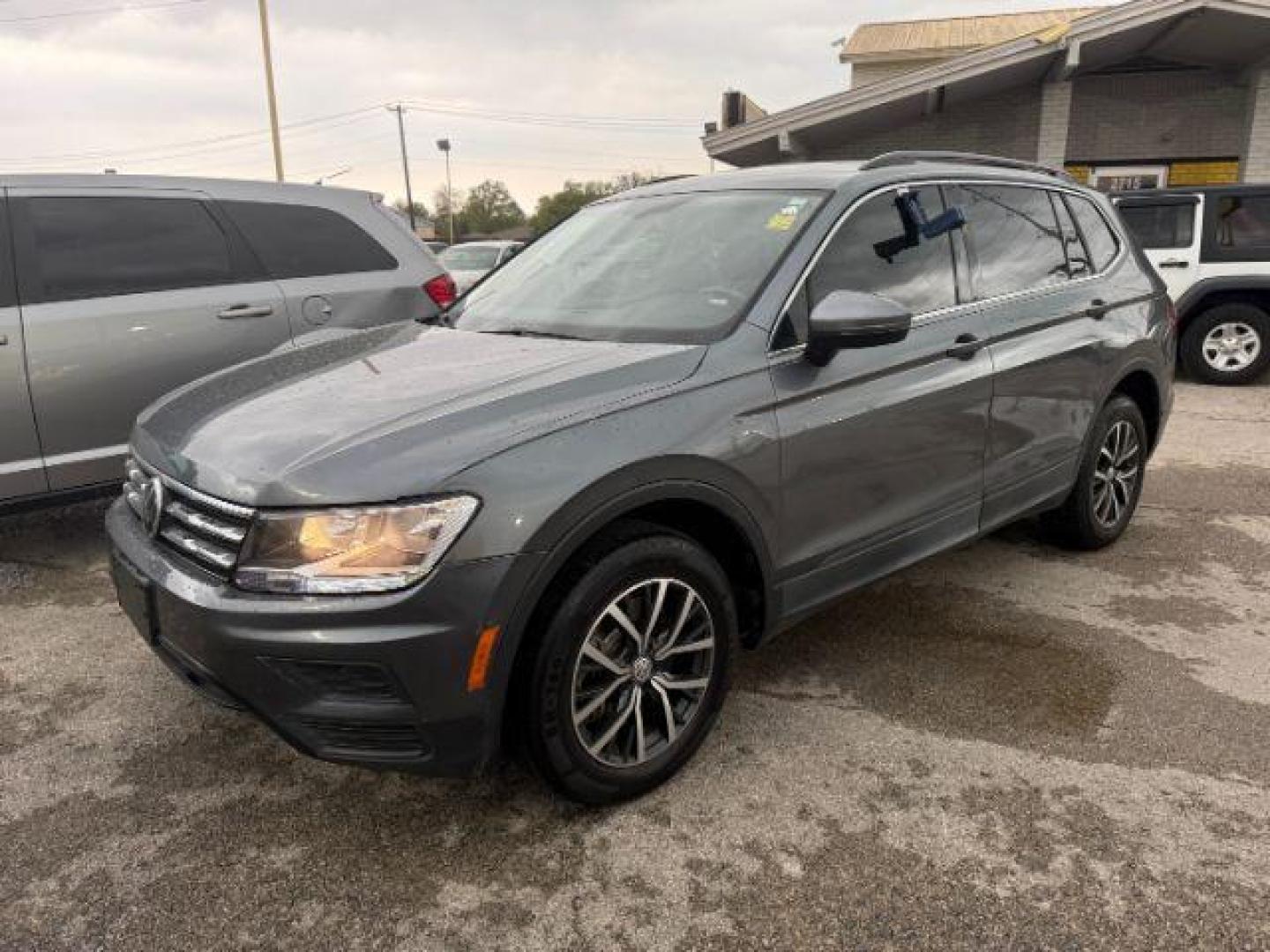2019 GRAY Volkswagen Tiguan SE (3VV3B7AX9KM) with an 2.0L L4 DOHC 16V TUR engine, 8-Speed Automatic transmission, located at 2715 W Pioneer Pkwy, Arlington, TX, 76013, (817) 265-9009, 32.710262, -97.153236 - Photo#3