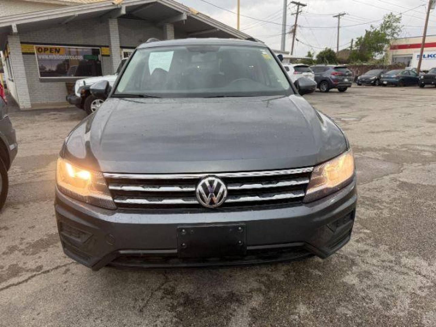 2019 GRAY Volkswagen Tiguan SE (3VV3B7AX9KM) with an 2.0L L4 DOHC 16V TUR engine, 8-Speed Automatic transmission, located at 2715 W Pioneer Pkwy, Arlington, TX, 76013, (817) 265-9009, 32.710262, -97.153236 - Photo#4