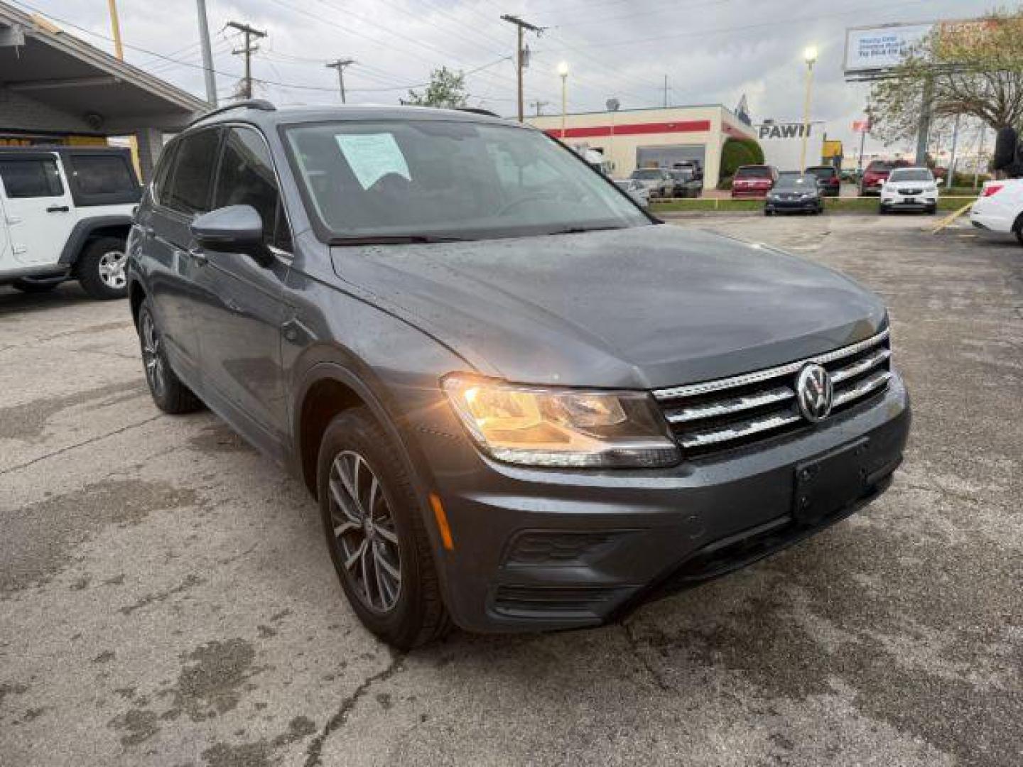 2019 GRAY Volkswagen Tiguan SE (3VV3B7AX9KM) with an 2.0L L4 DOHC 16V TUR engine, 8-Speed Automatic transmission, located at 2715 W Pioneer Pkwy, Arlington, TX, 76013, (817) 265-9009, 32.710262, -97.153236 - Photo#5