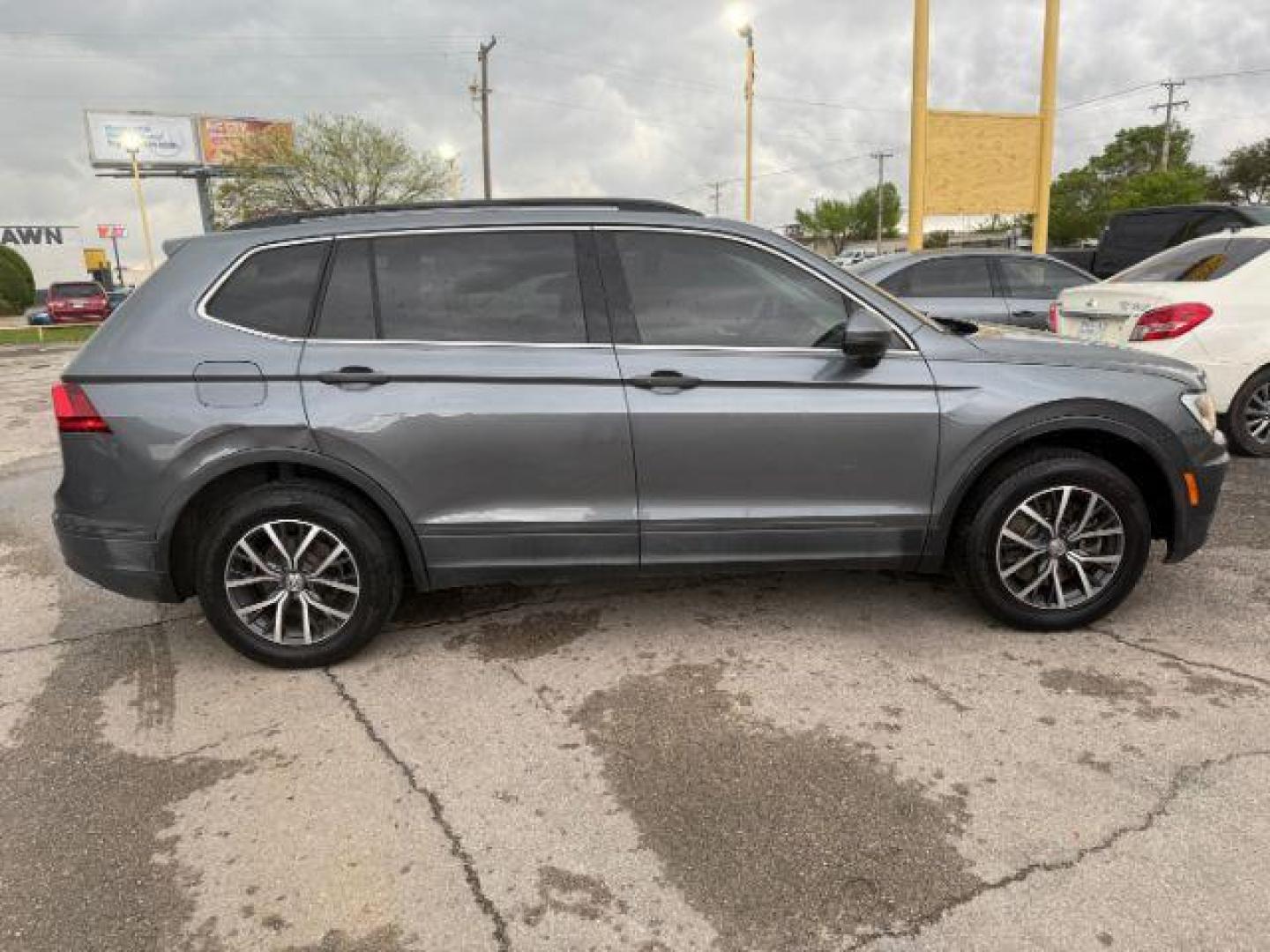 2019 GRAY Volkswagen Tiguan SE (3VV3B7AX9KM) with an 2.0L L4 DOHC 16V TUR engine, 8-Speed Automatic transmission, located at 2715 W Pioneer Pkwy, Arlington, TX, 76013, (817) 265-9009, 32.710262, -97.153236 - Photo#6