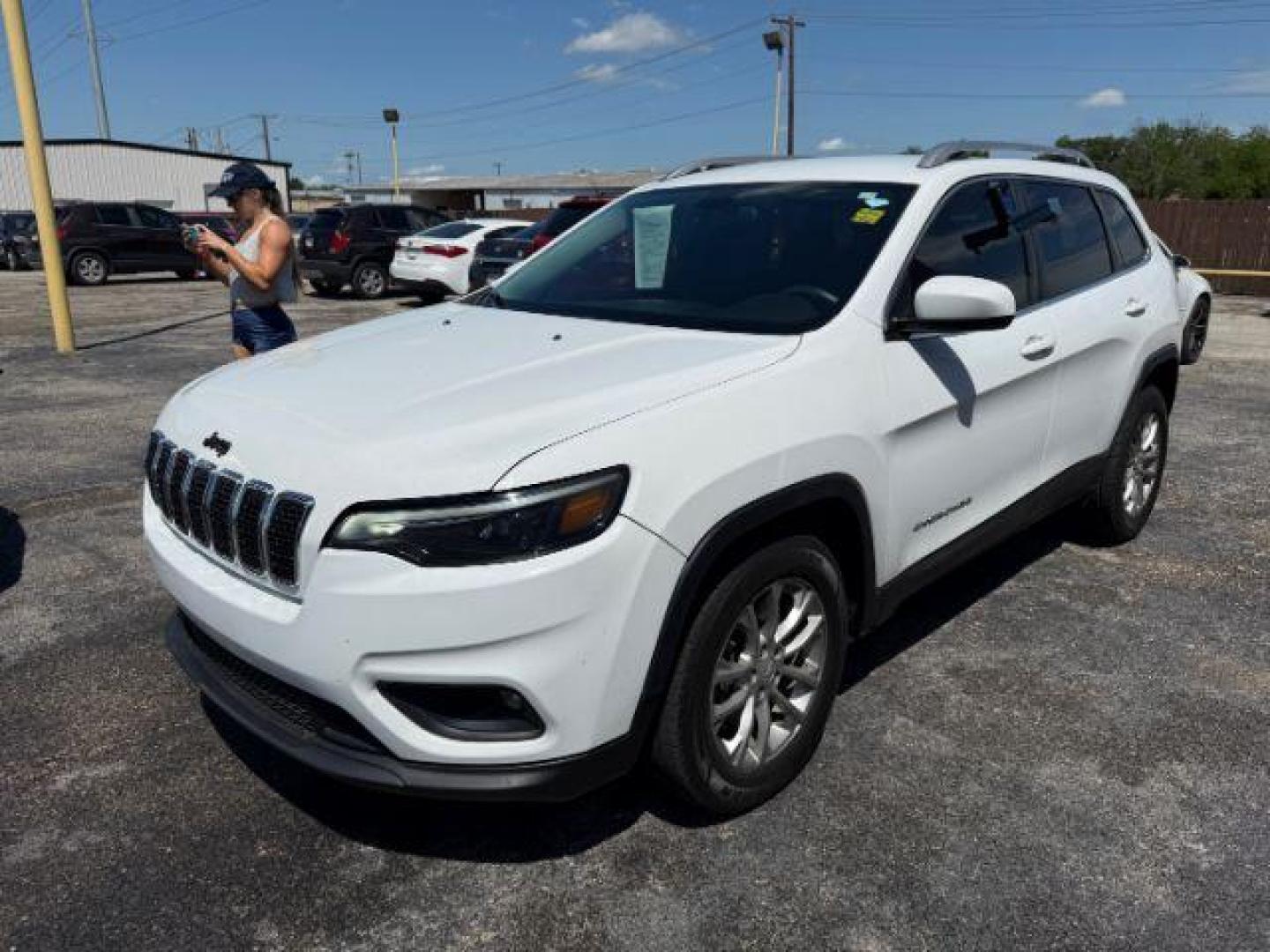 2019 WHITE Jeep Cherokee Latitude FWD (1C4PJLCB6KD) with an 2.4L L4 DOHC 16V engine, 9-Speed Automatic transmission, located at 2715 W Pioneer Pkwy, Arlington, TX, 76013, (817) 265-9009, 32.710262, -97.153236 - Photo#3