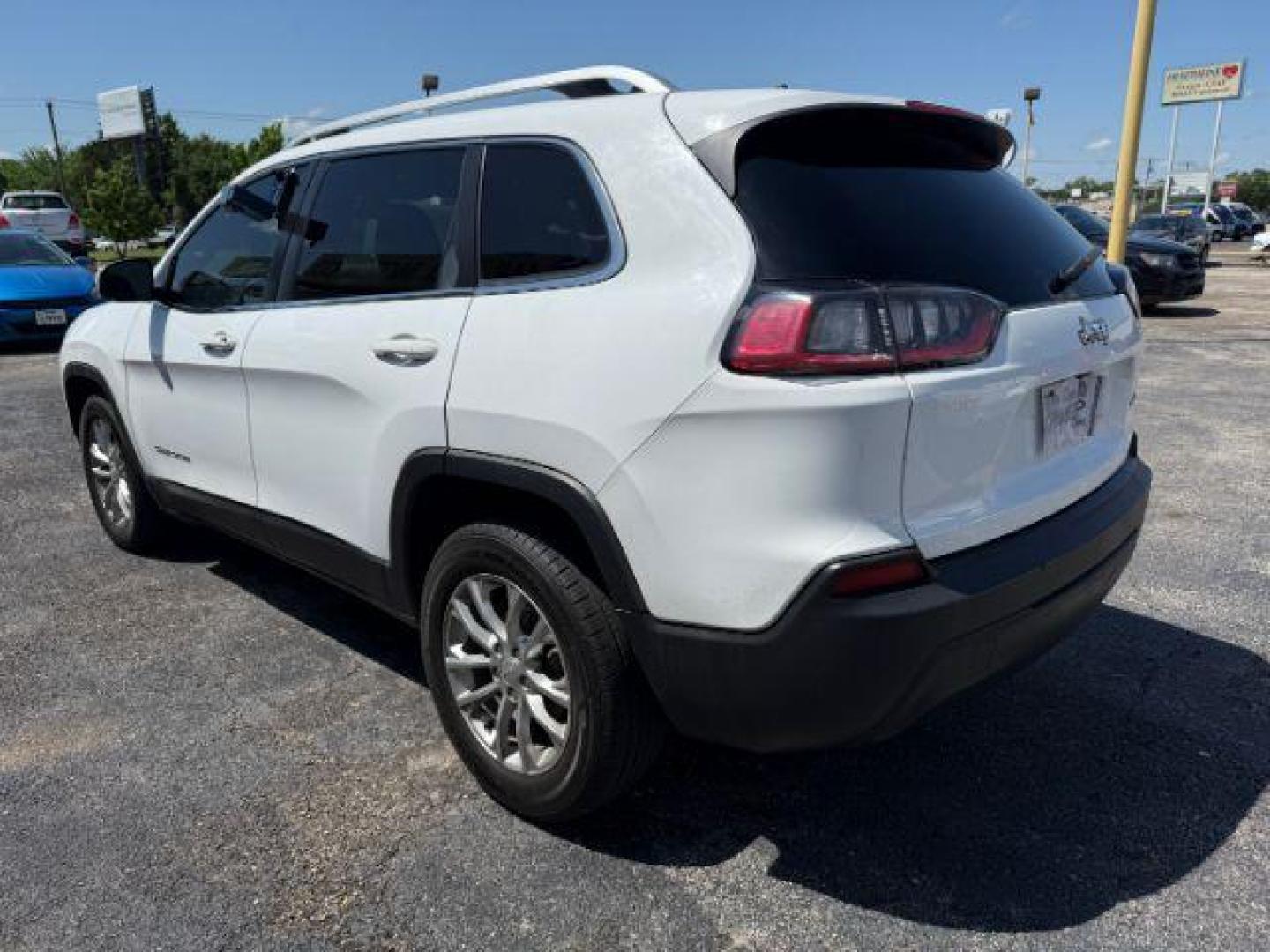 2019 WHITE Jeep Cherokee Latitude FWD (1C4PJLCB6KD) with an 2.4L L4 DOHC 16V engine, 9-Speed Automatic transmission, located at 2715 W Pioneer Pkwy, Arlington, TX, 76013, (817) 265-9009, 32.710262, -97.153236 - Photo#9