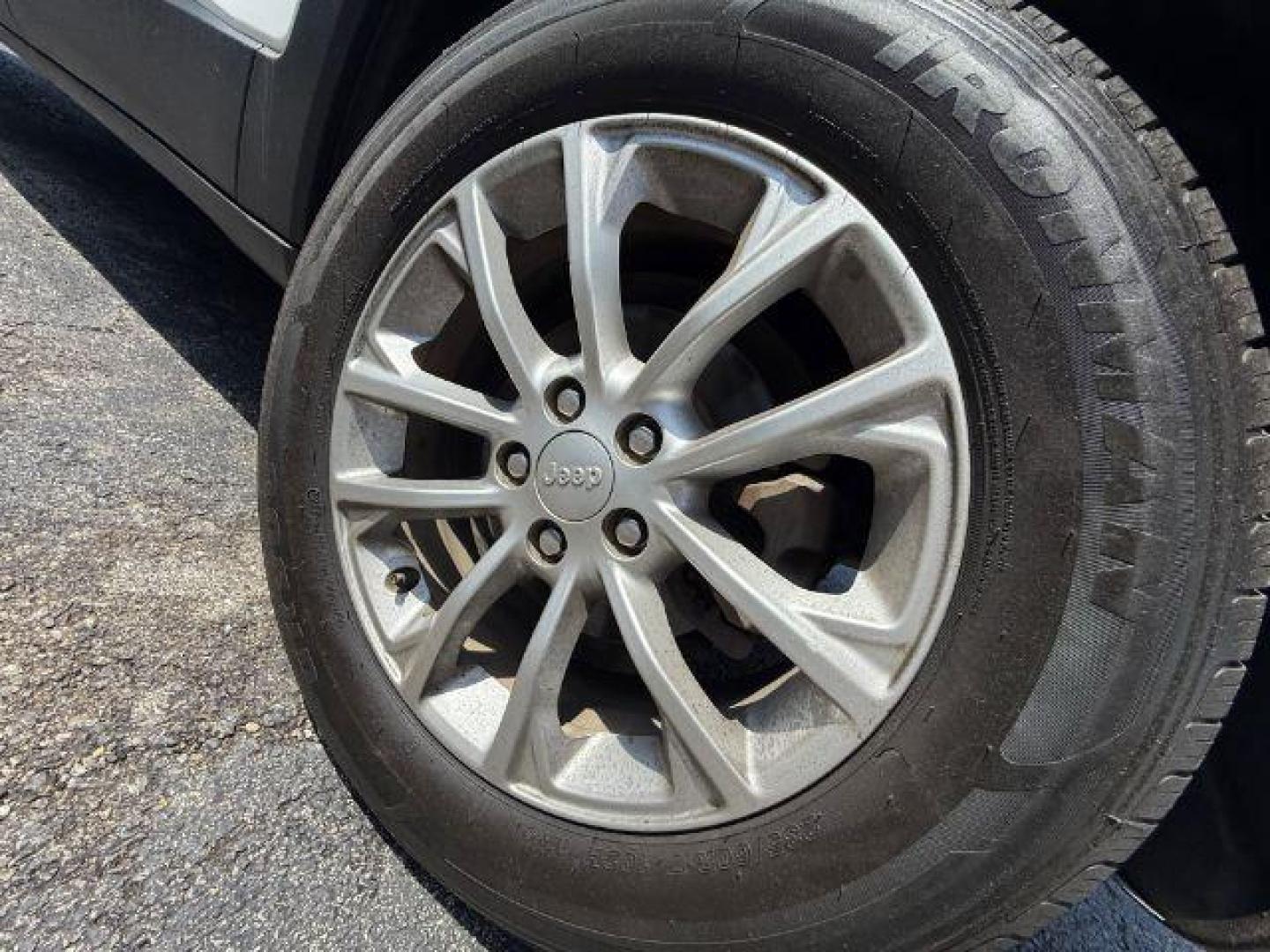 2019 WHITE Jeep Cherokee Latitude FWD (1C4PJLCB6KD) with an 2.4L L4 DOHC 16V engine, 9-Speed Automatic transmission, located at 2715 W Pioneer Pkwy, Arlington, TX, 76013, (817) 265-9009, 32.710262, -97.153236 - Photo#10