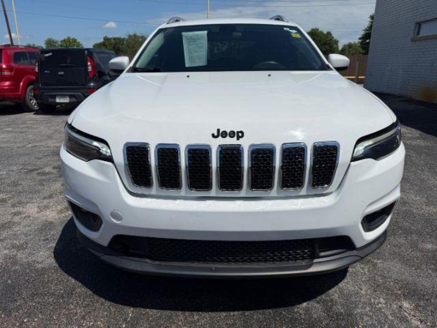 2019 WHITE Jeep Cherokee Latitude FWD (1C4PJLCB6KD) with an 2.4L L4 DOHC 16V engine, 9-Speed Automatic transmission, located at 2715 W Pioneer Pkwy, Arlington, TX, 76013, (817) 265-9009, 32.710262, -97.153236 - Photo#4